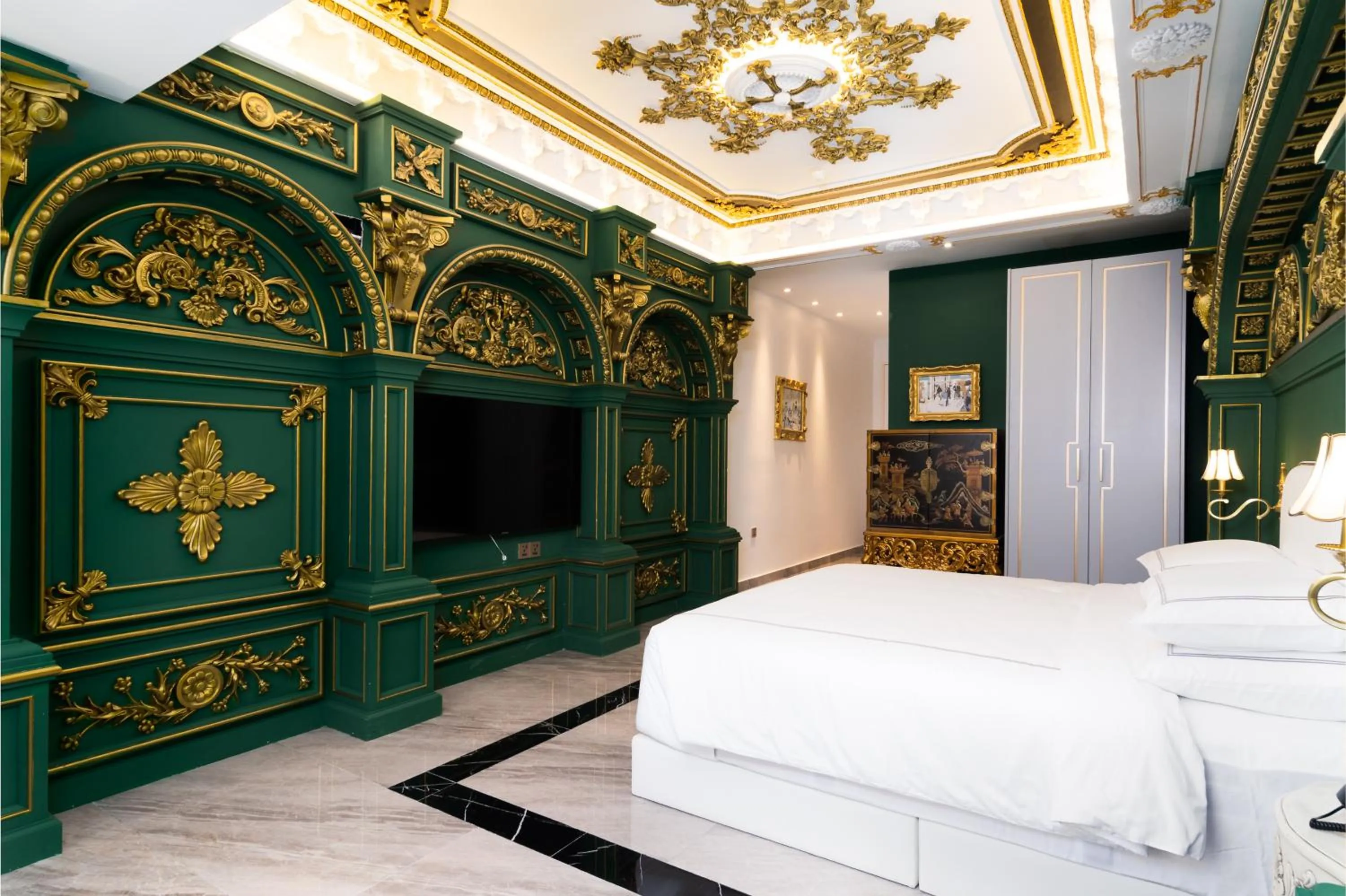 Photo of the whole room, Bed in arte by Thomas Chan