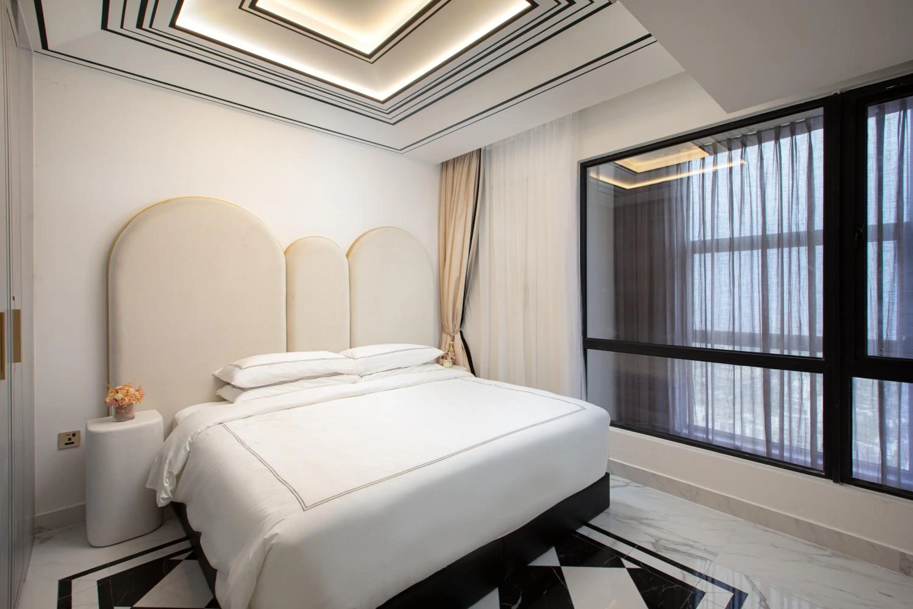 Bedroom, Bed in arte by Thomas Chan