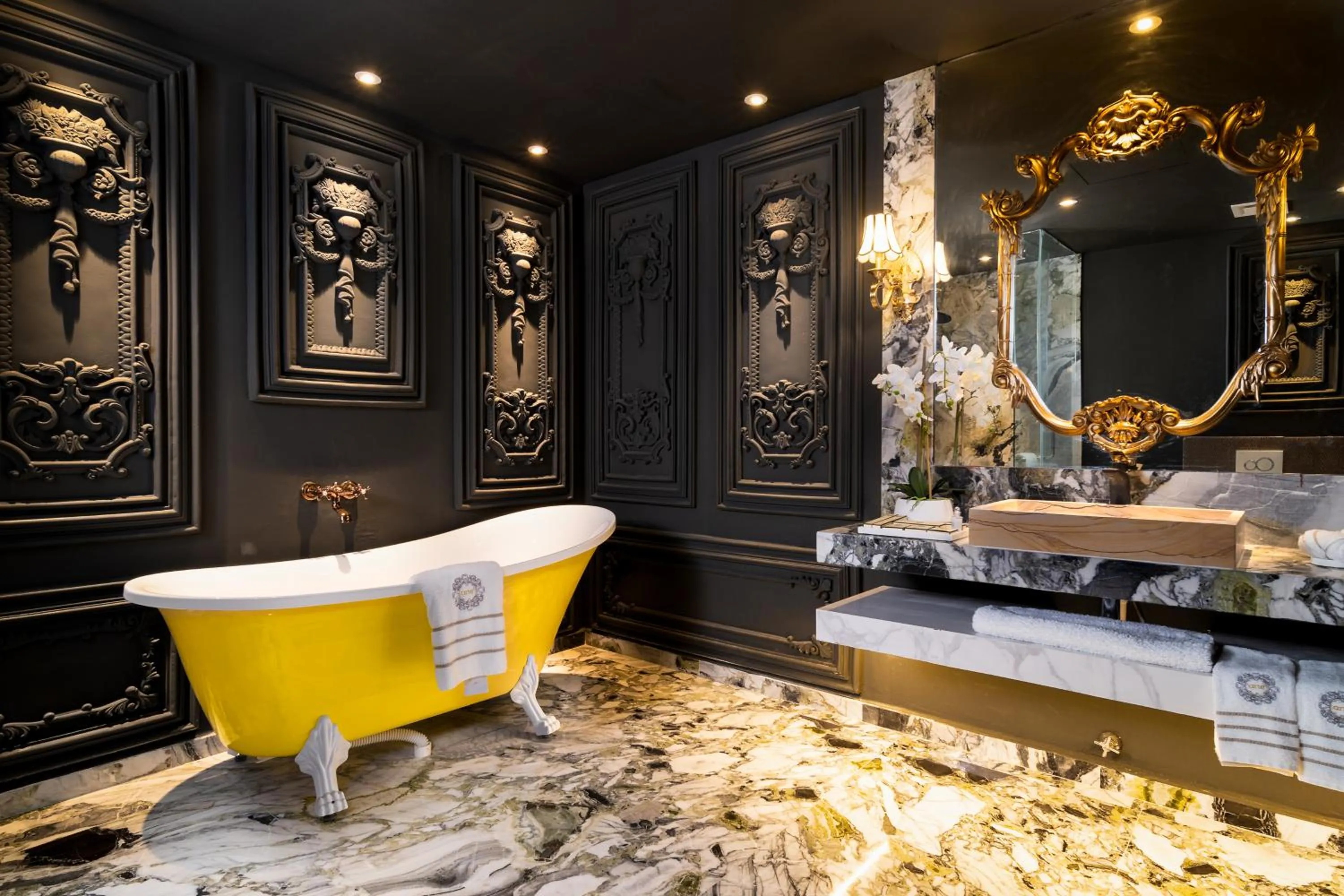 Bathroom in arte by Thomas Chan