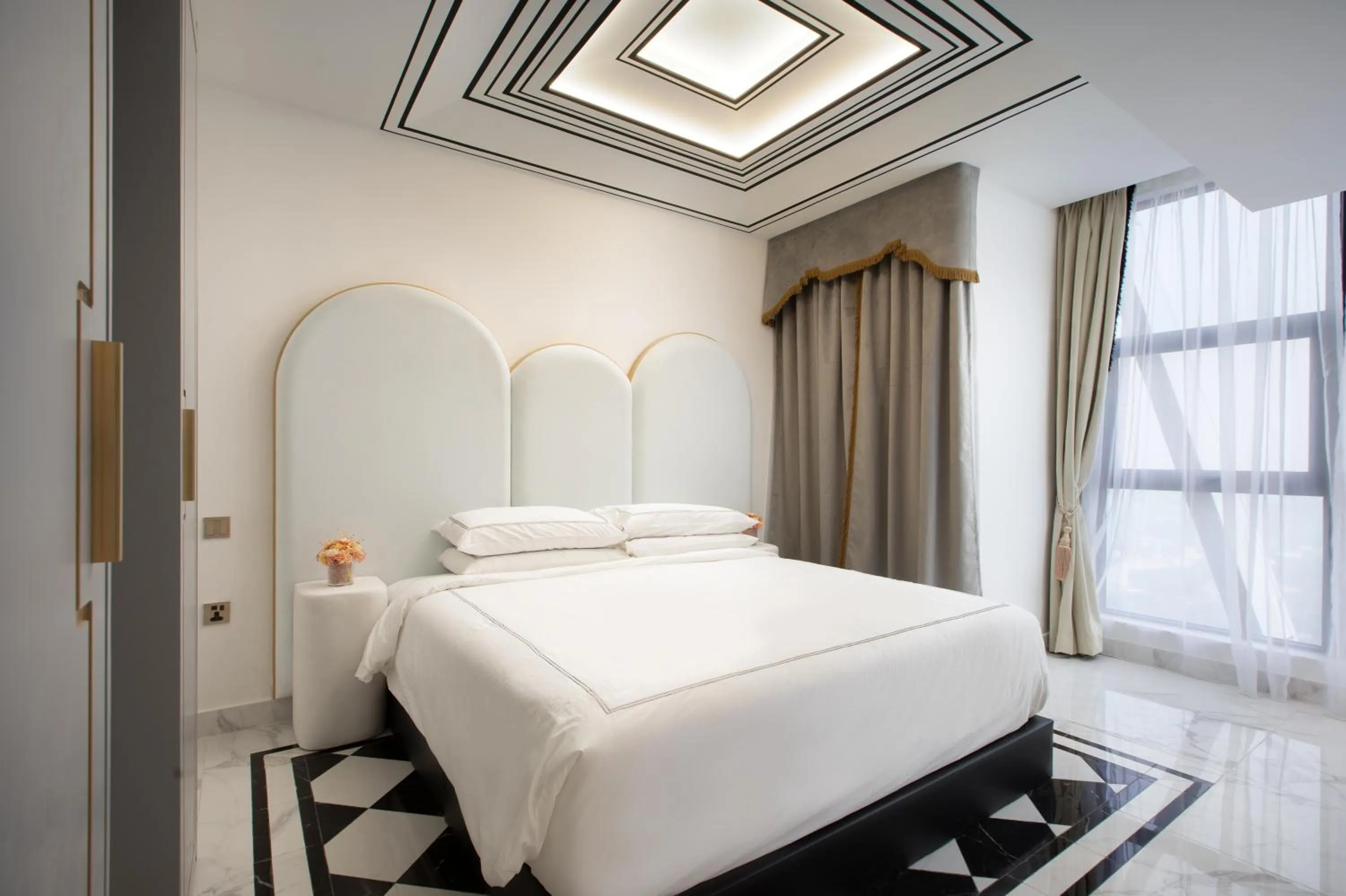 Bedroom, Bed in arte by Thomas Chan