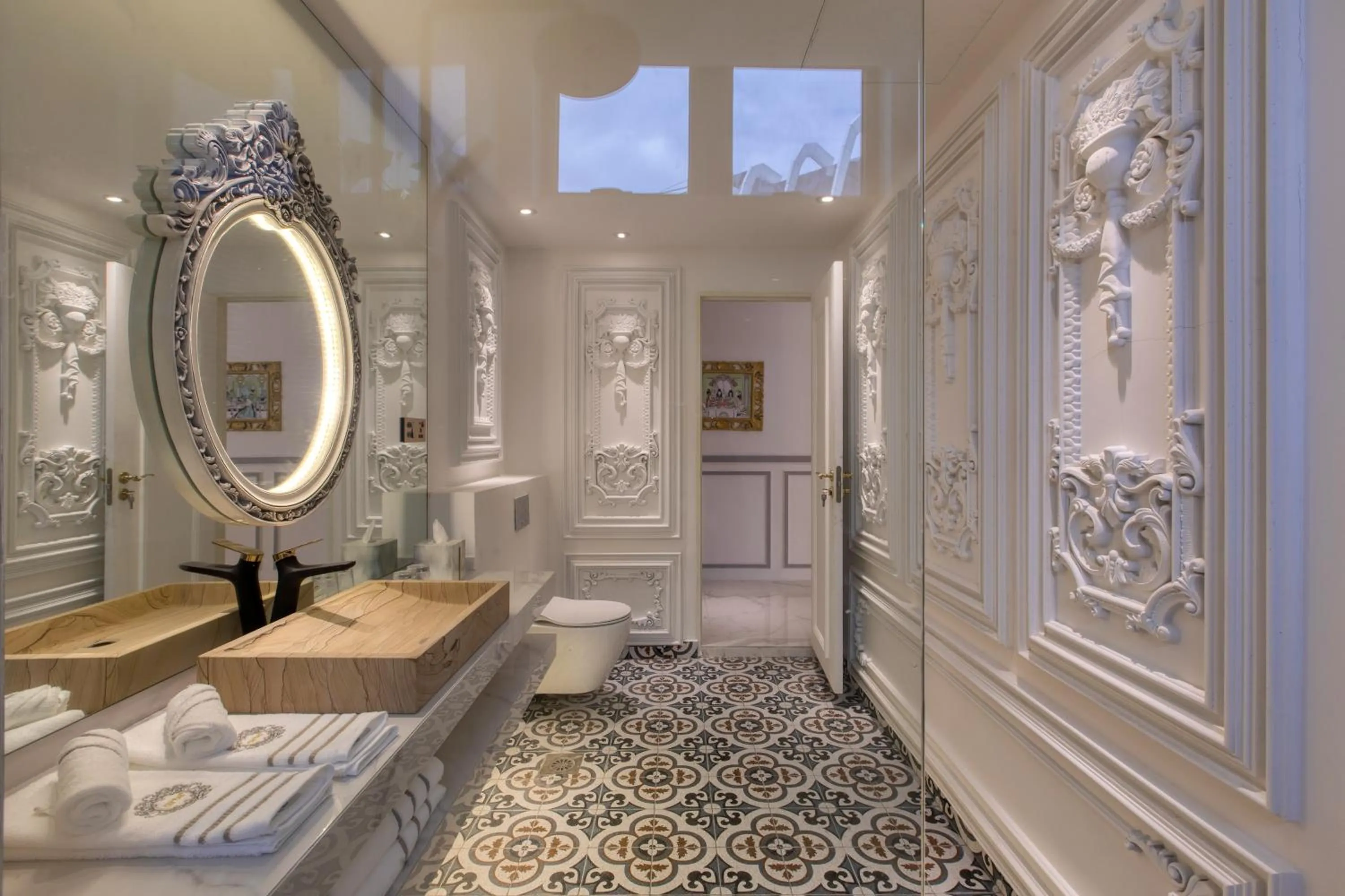 Shower in arte by Thomas Chan