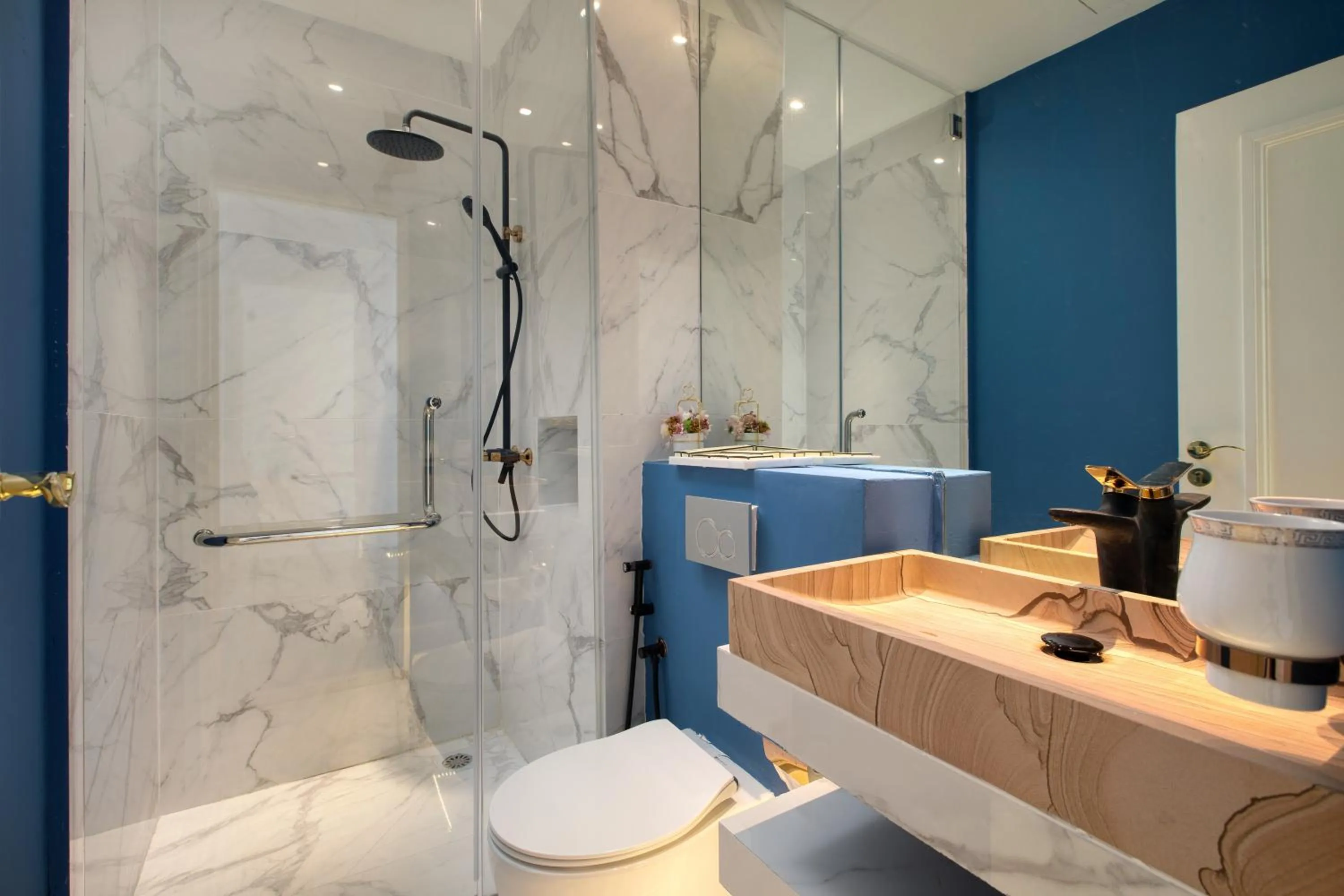 Shower in arte by Thomas Chan