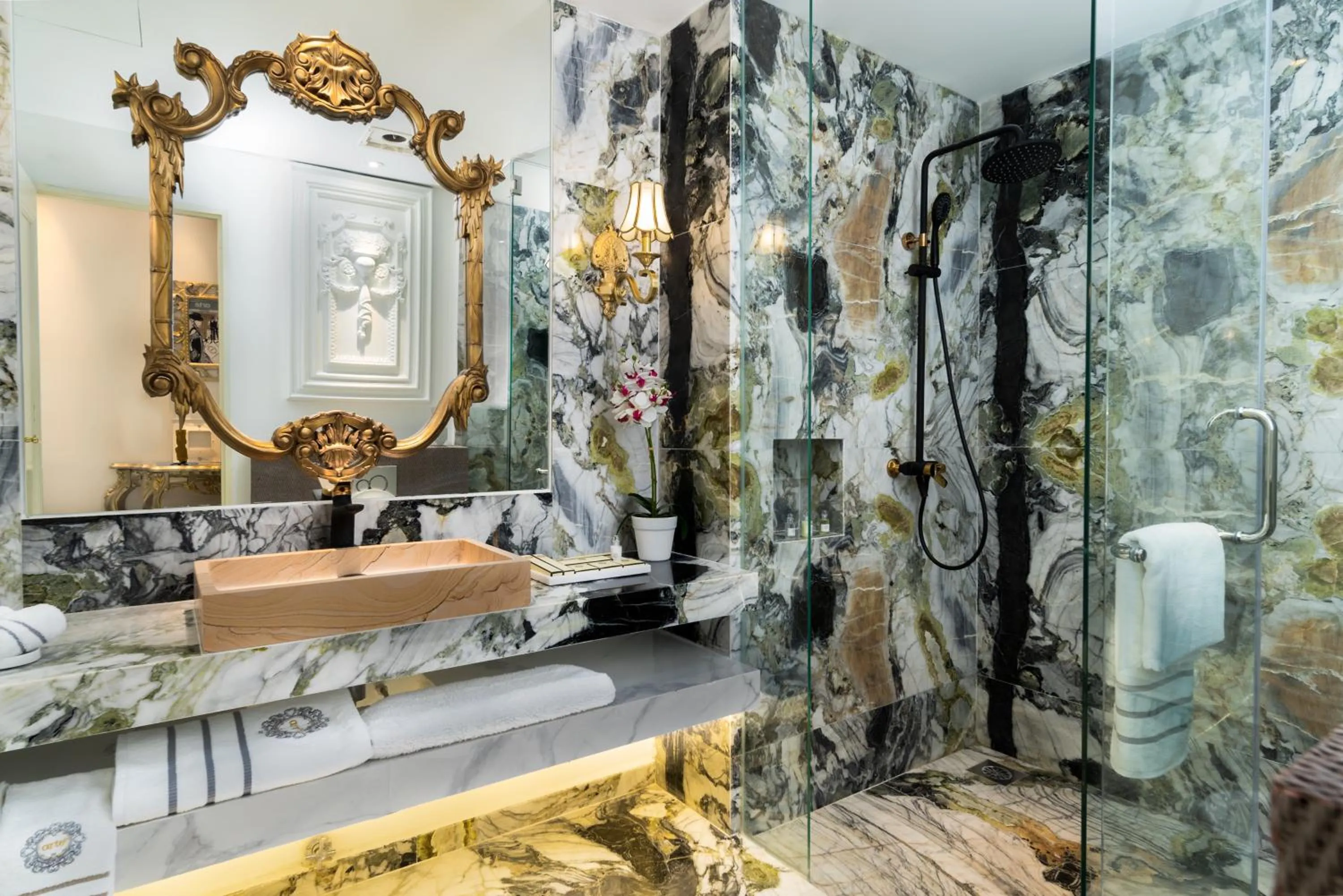 Bathroom in arte by Thomas Chan