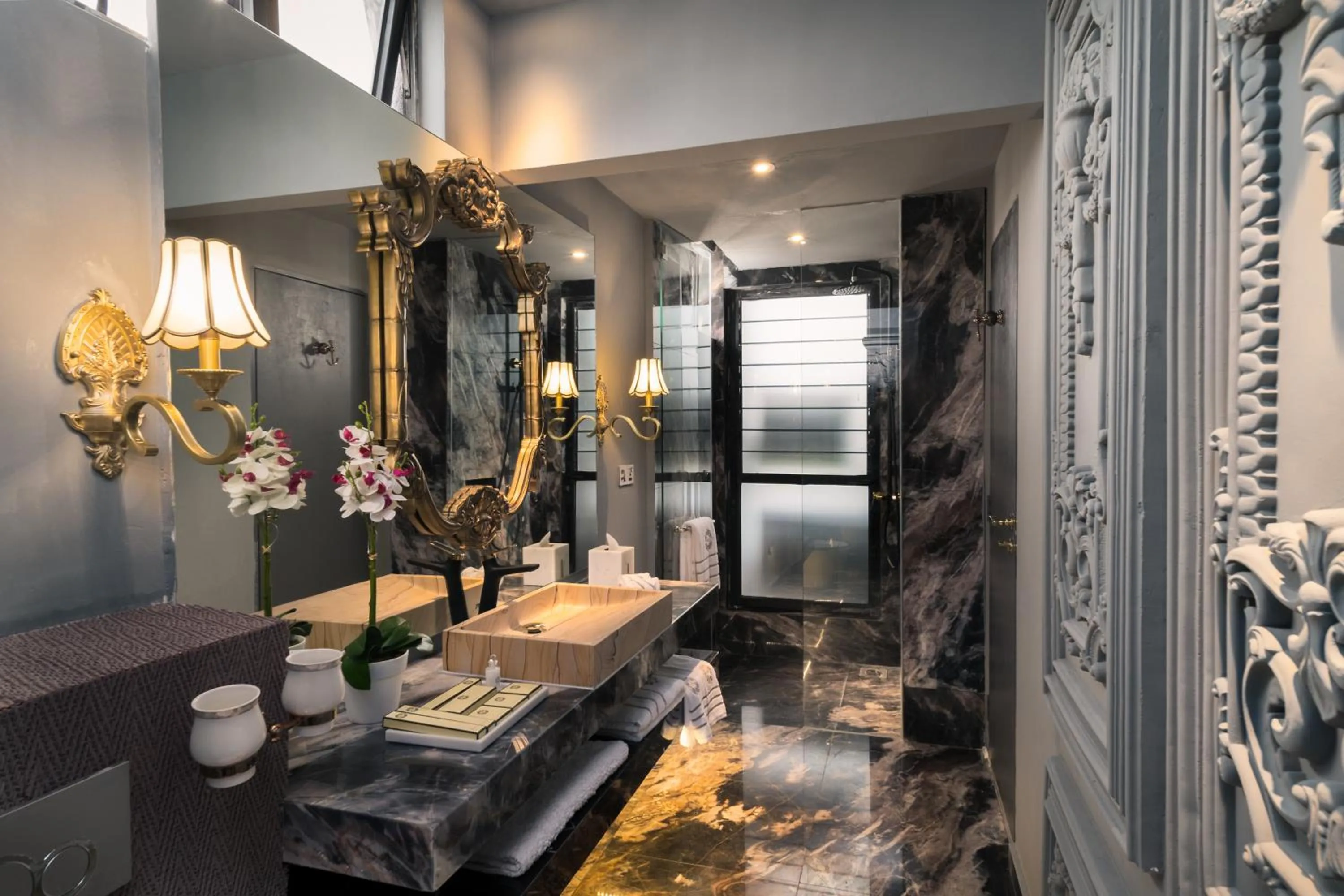 Shower in arte by Thomas Chan