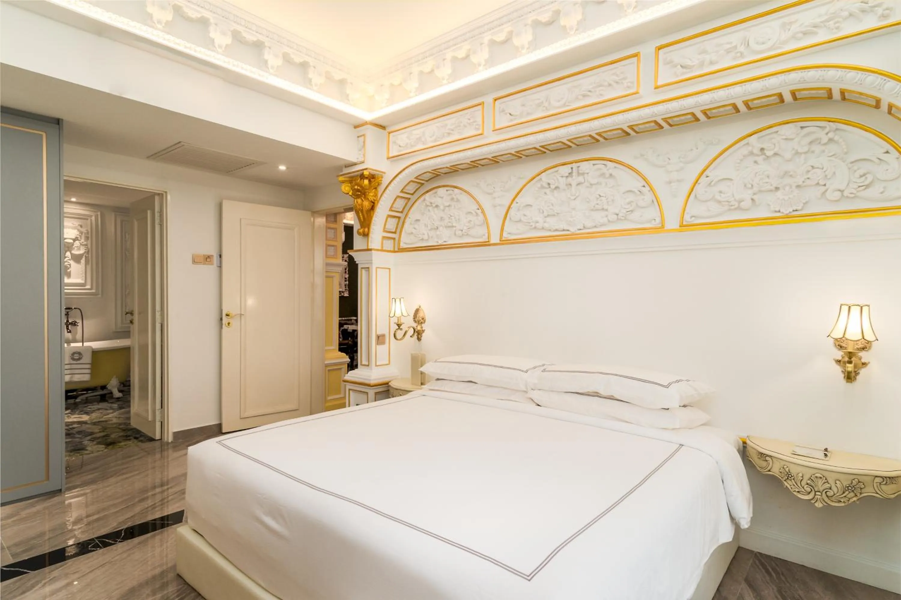 Bedroom, Bed in arte by Thomas Chan