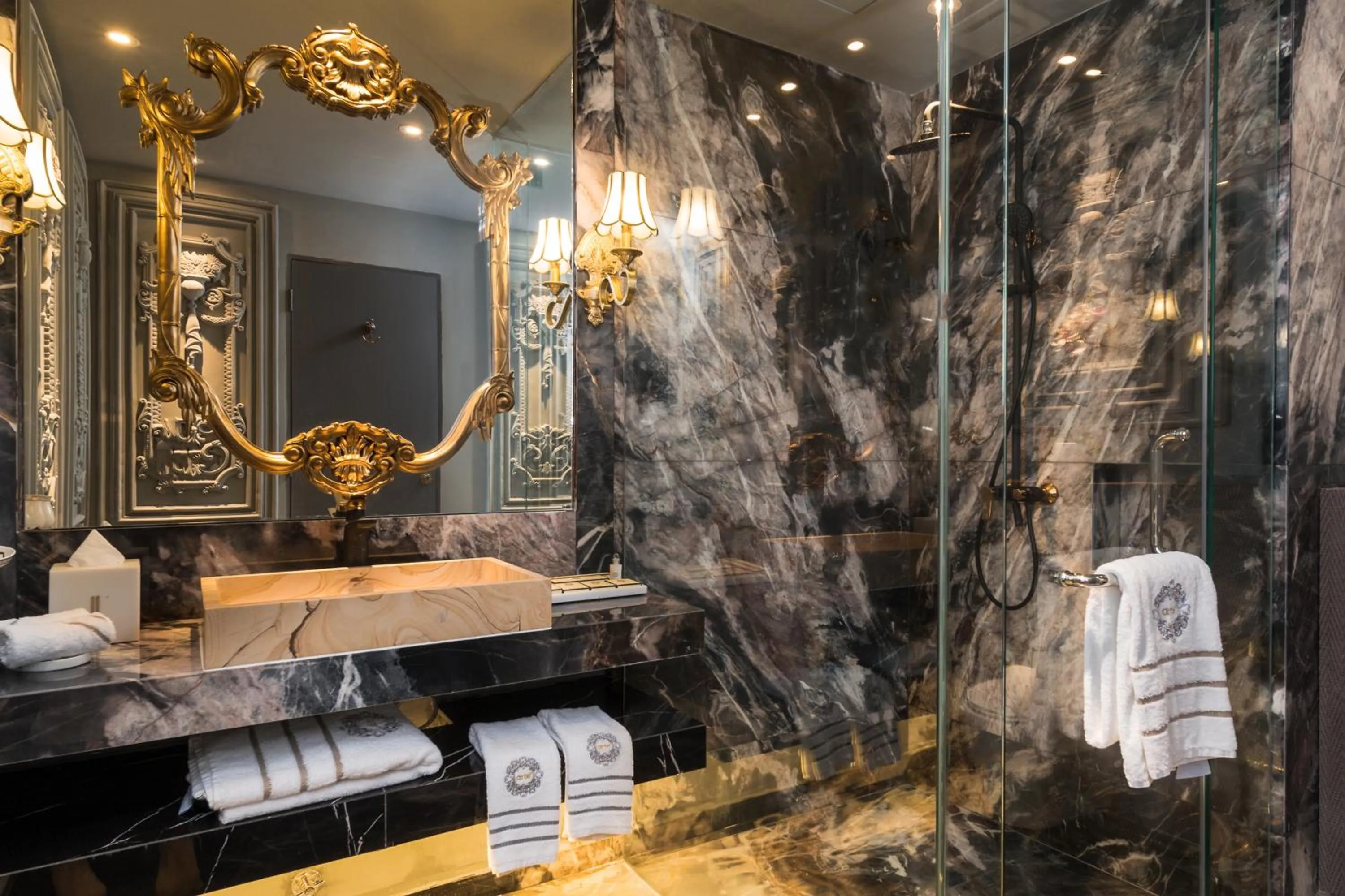 Shower in arte by Thomas Chan