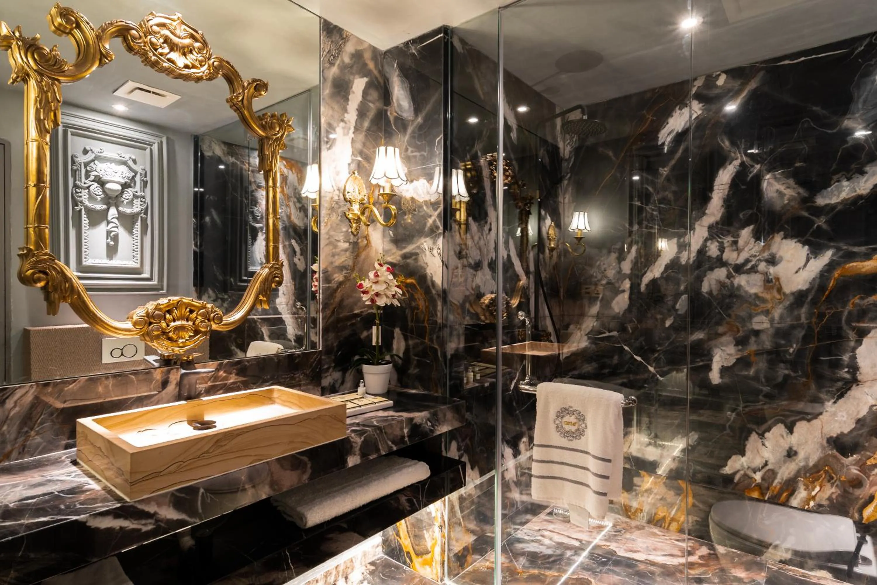 Bathroom in arte by Thomas Chan