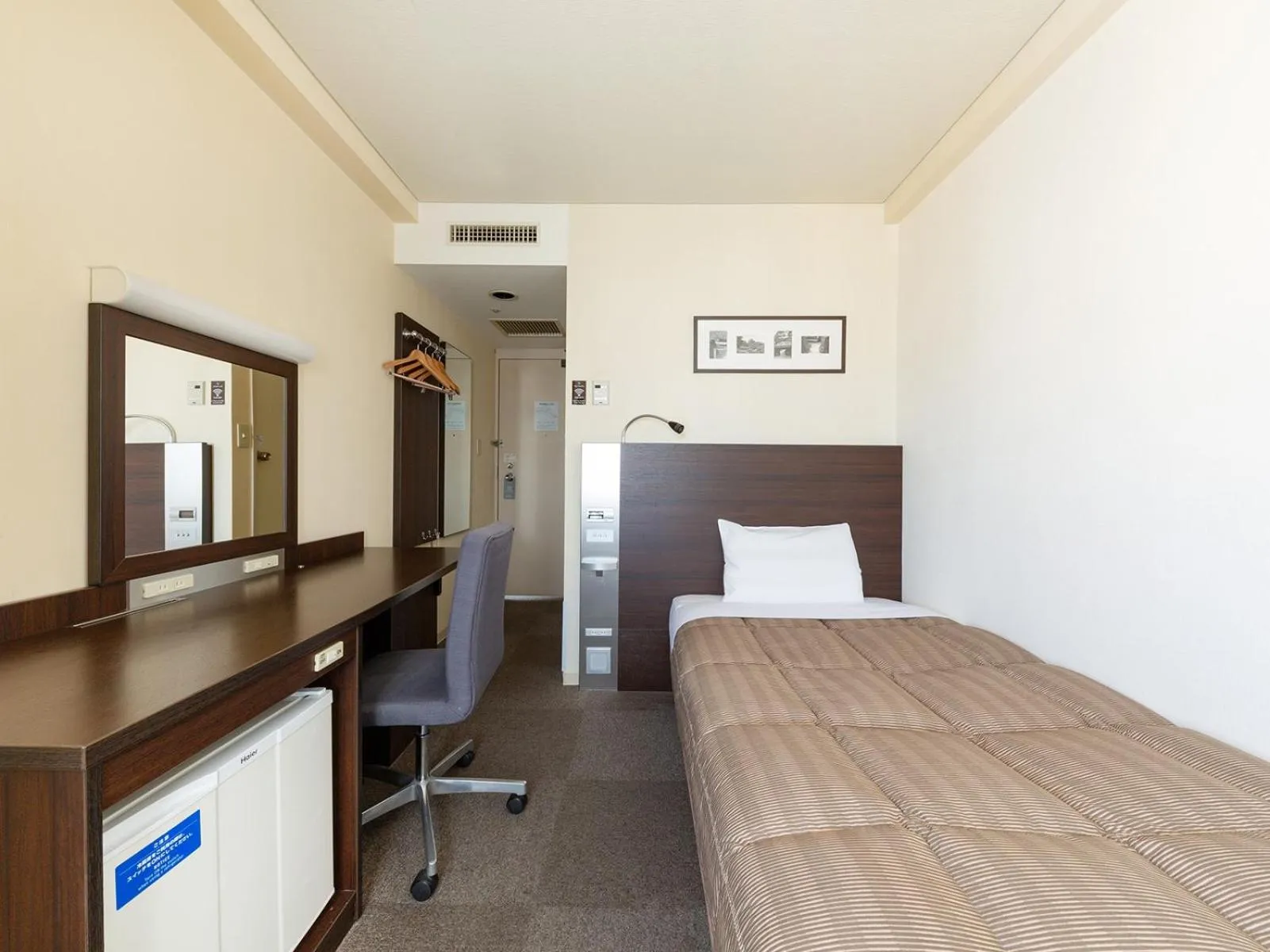 Photo of the whole room, Bed in The OneFive Okayama