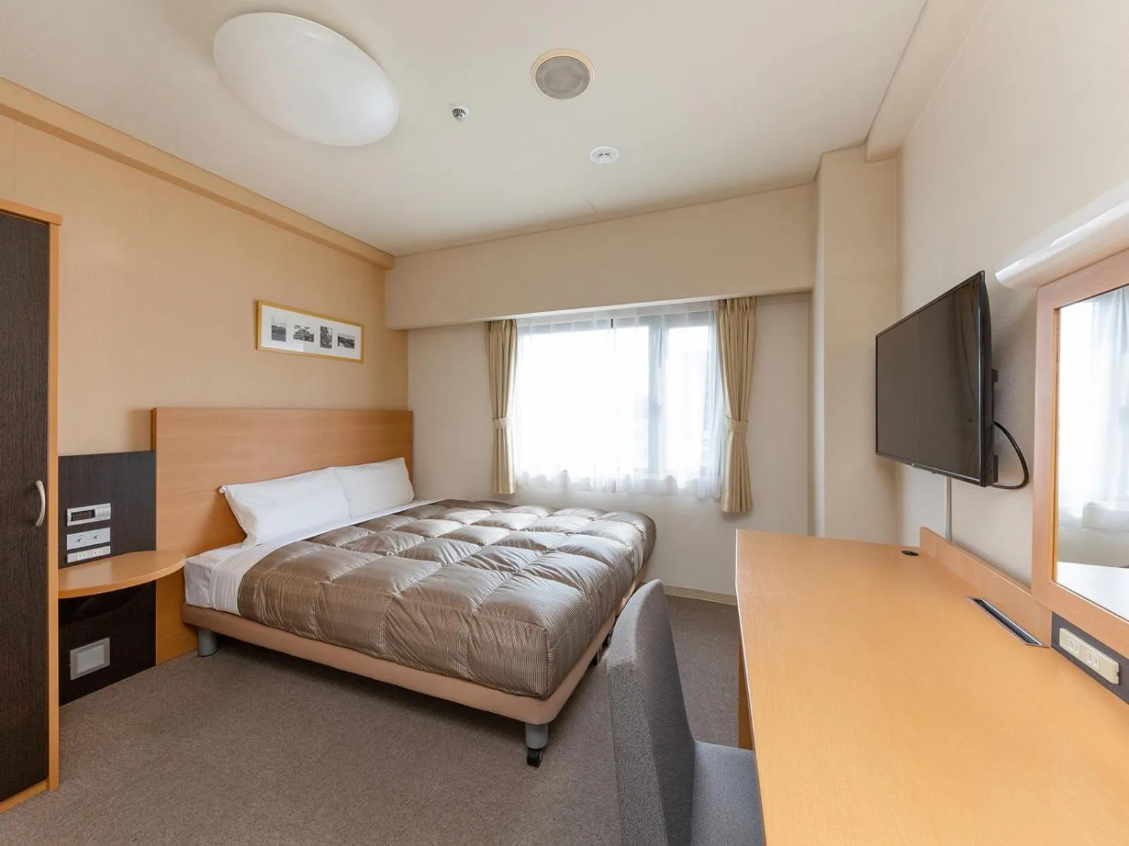 Photo of the whole room, Bed in The OneFive Okayama