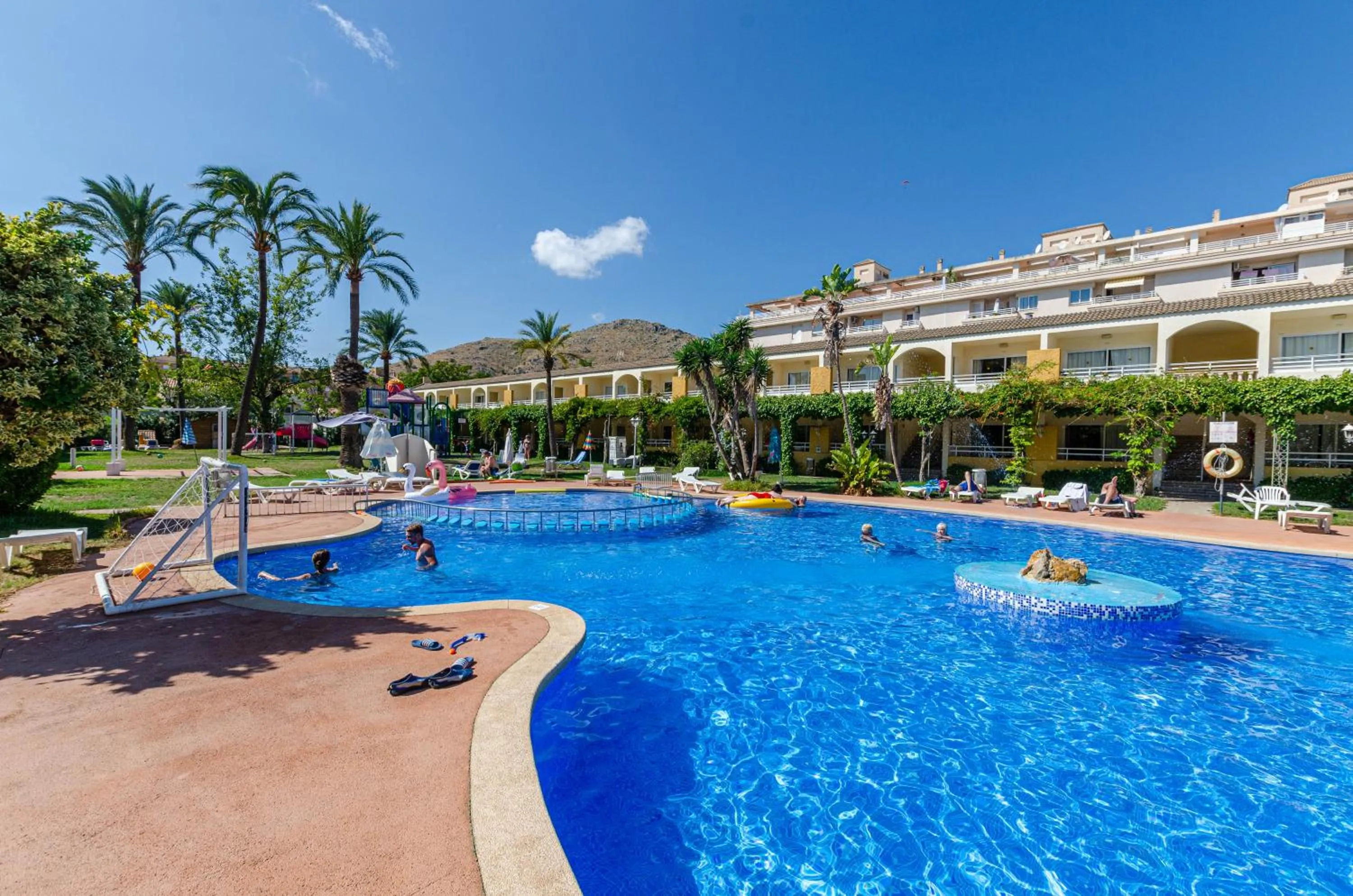 Swimming pool in Mariner Club