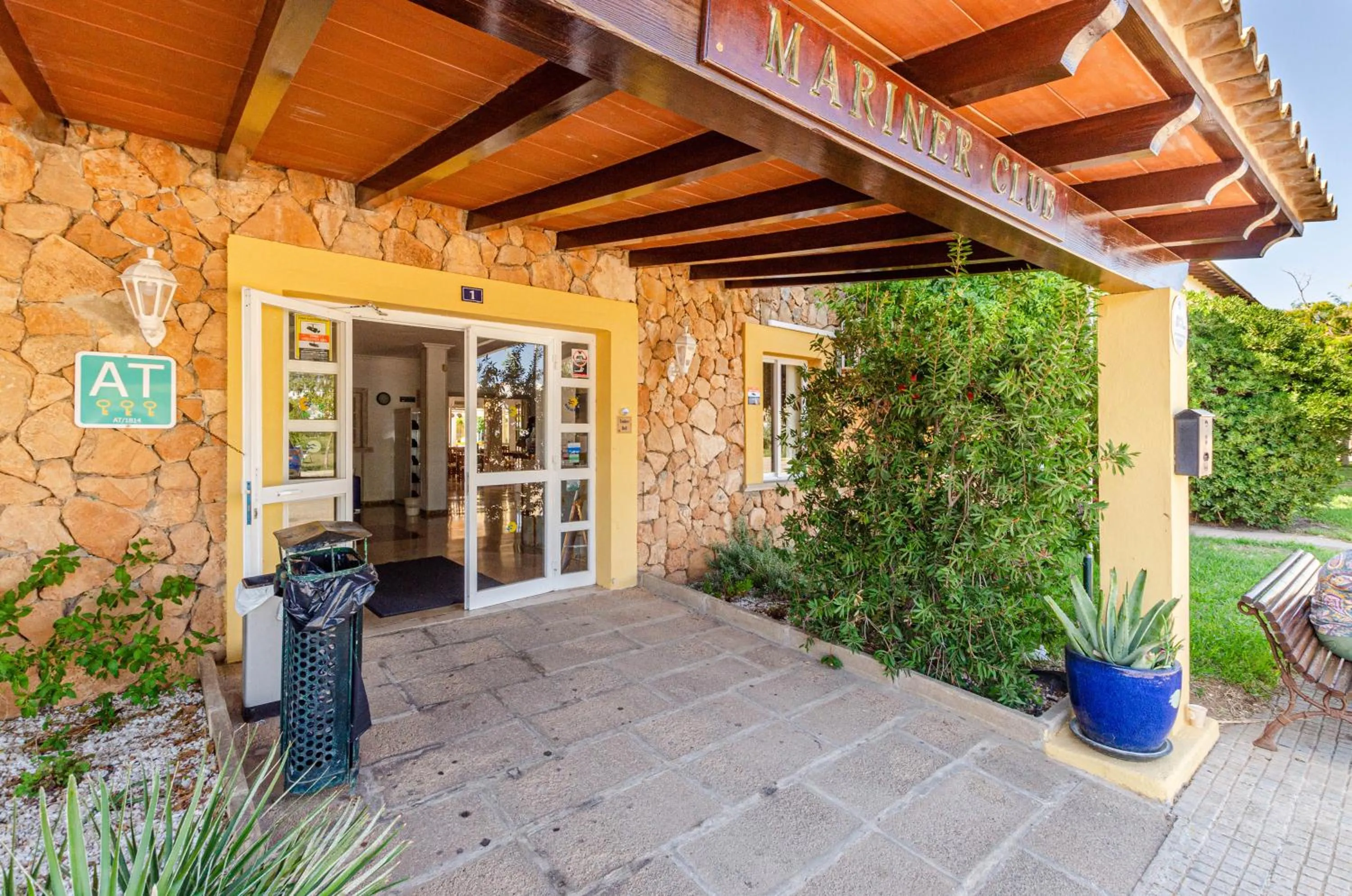 Facade/entrance in Mariner Club