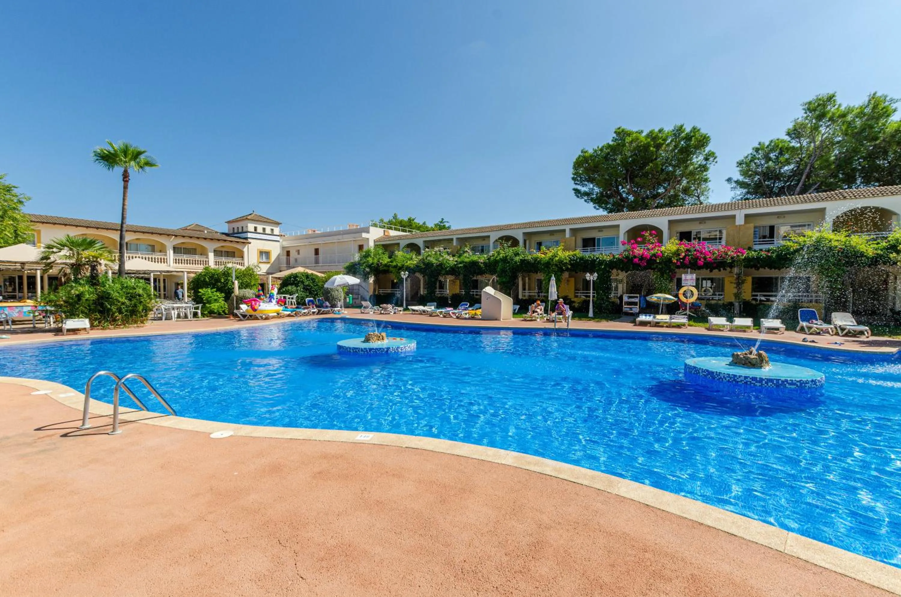 Swimming pool in Mariner Club
