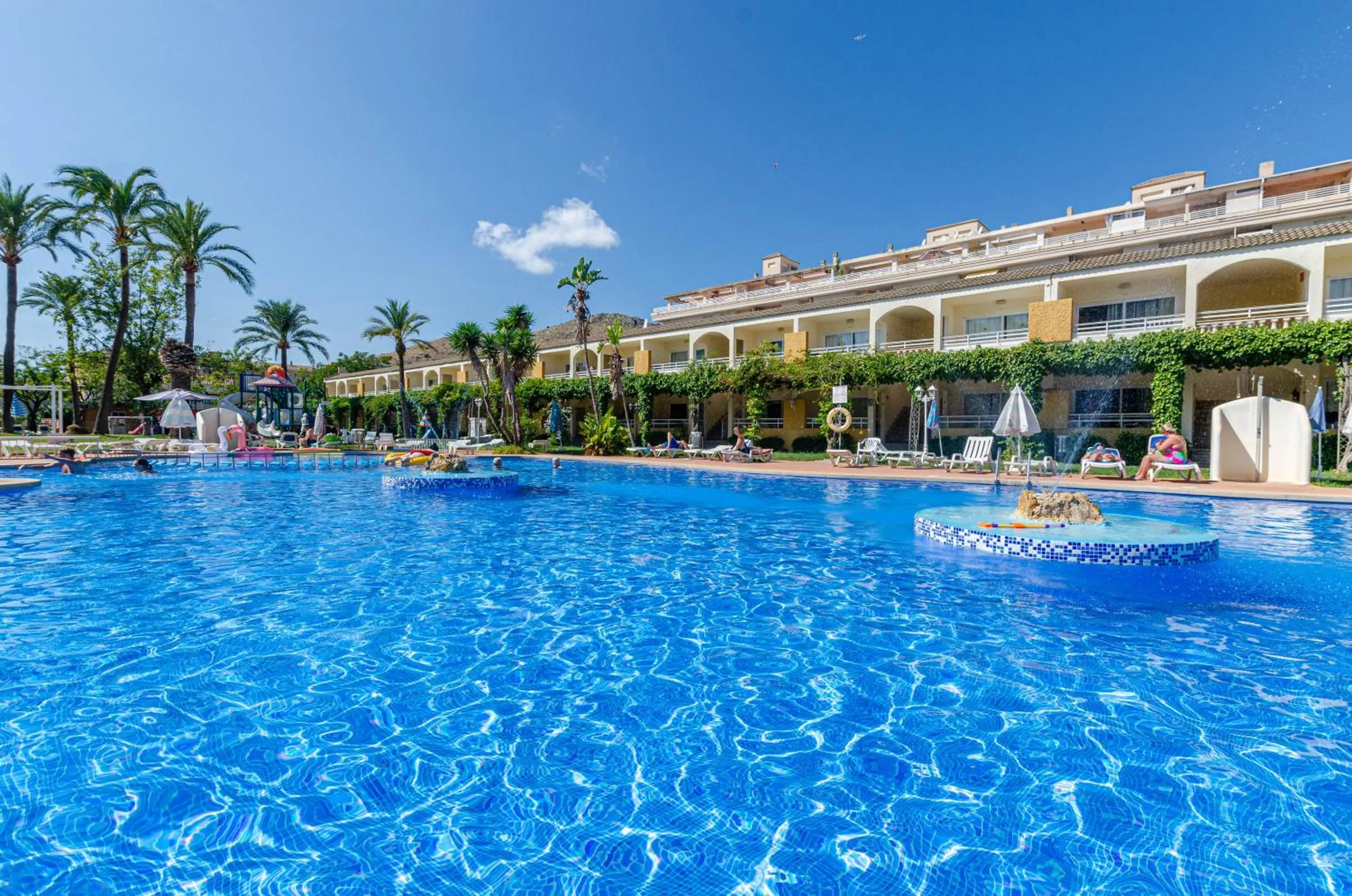 Swimming pool in Mariner Club