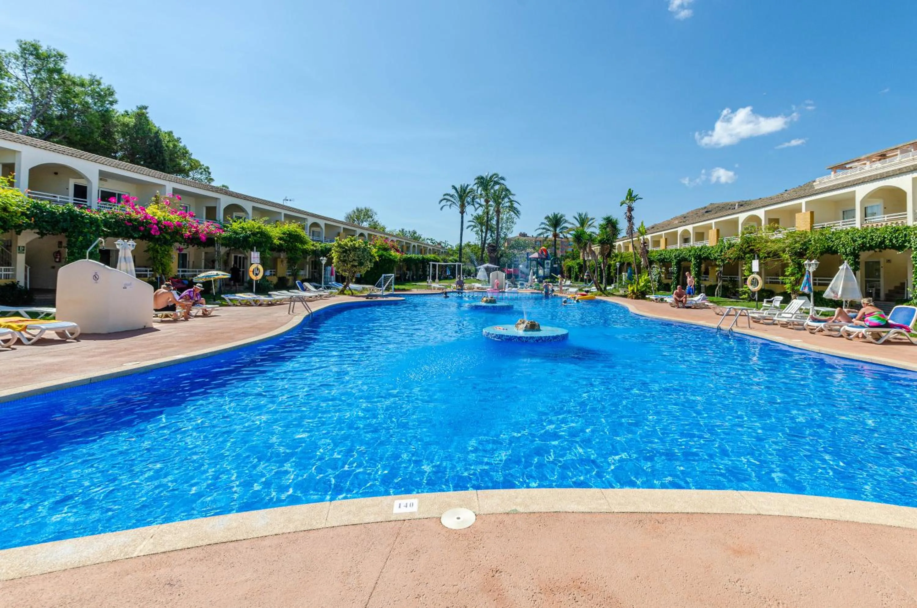 Swimming pool in Mariner Club