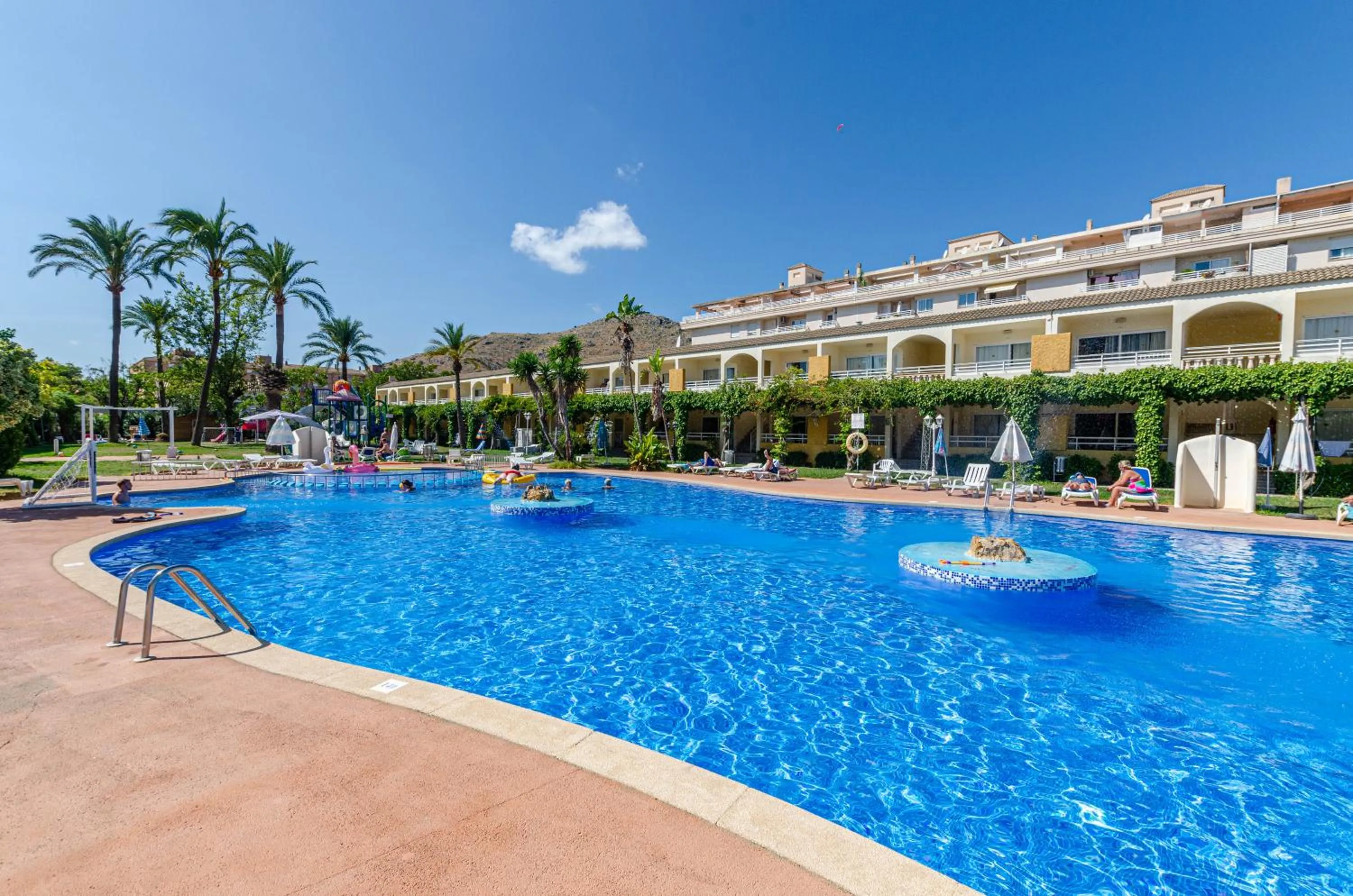 Swimming pool in Mariner Club