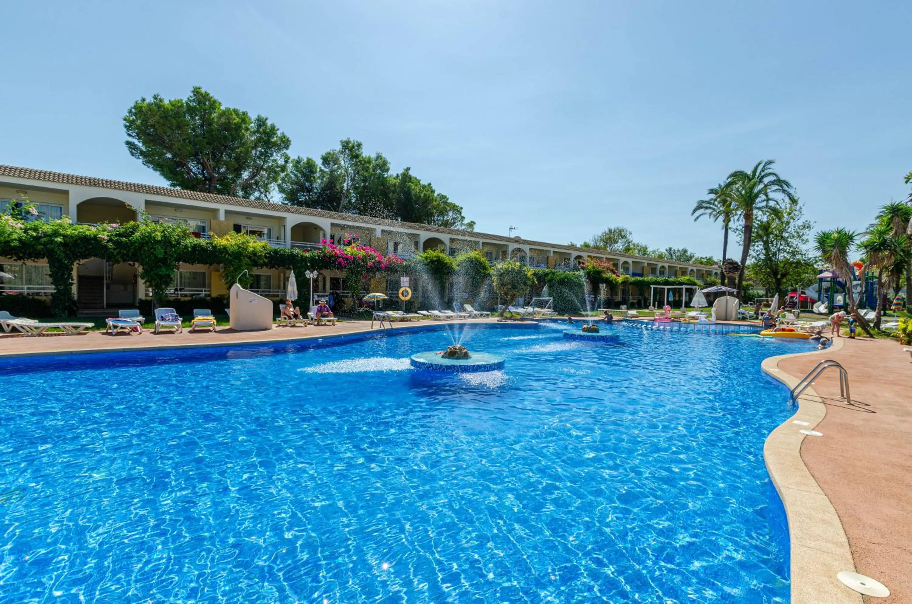 Swimming pool in Mariner Club