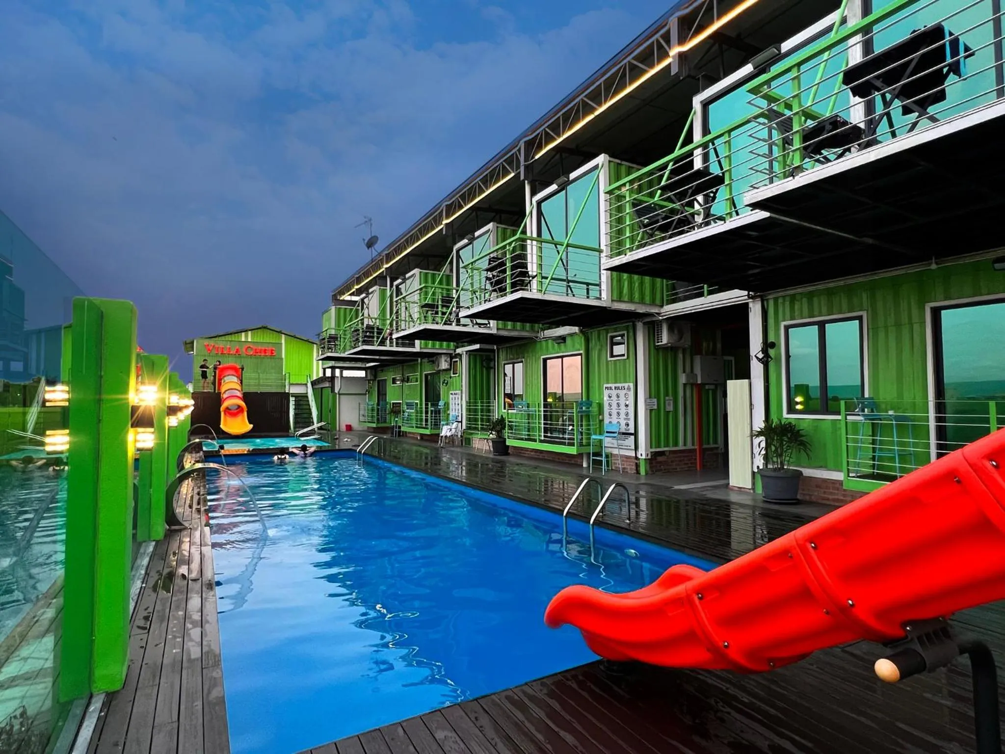 Swimming pool in Villa Chee