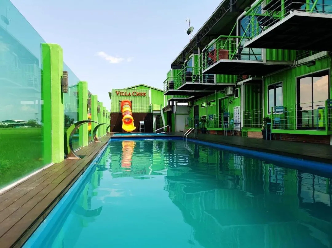 Swimming pool in Villa Chee