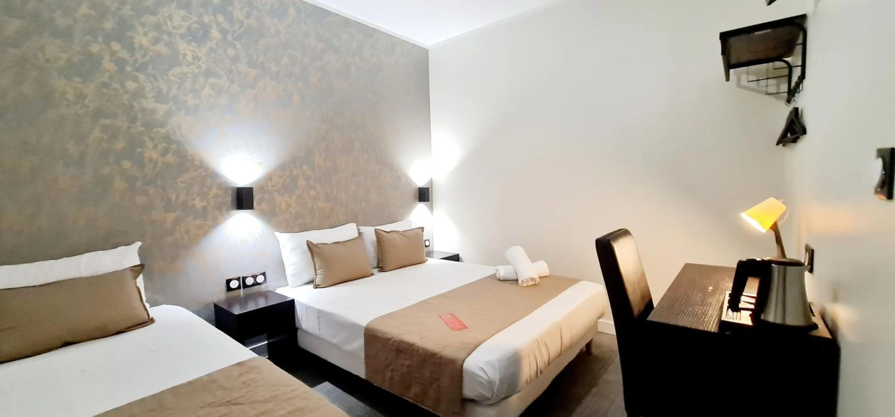 Photo of the whole room, Bed in Evelia Hotels
