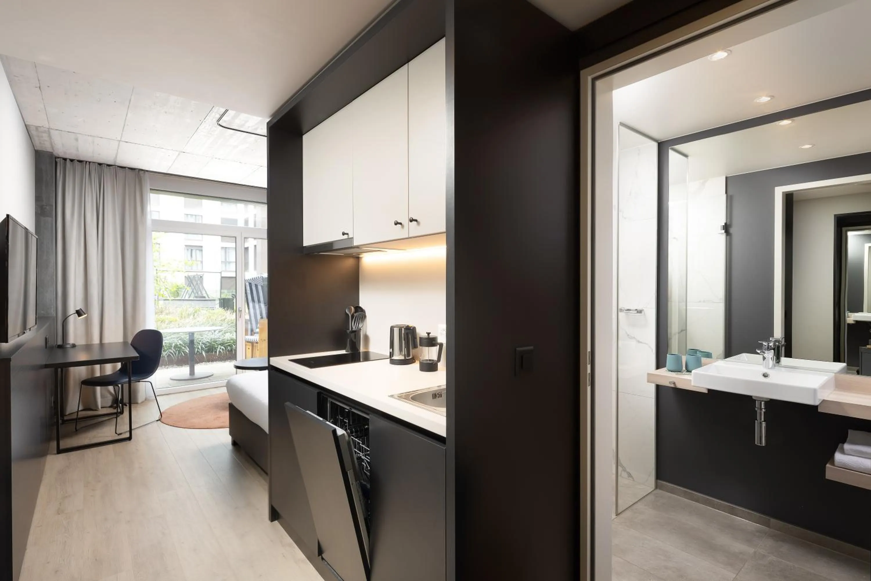 Bathroom, Bed in Radisson Hotel & Suites Zurich