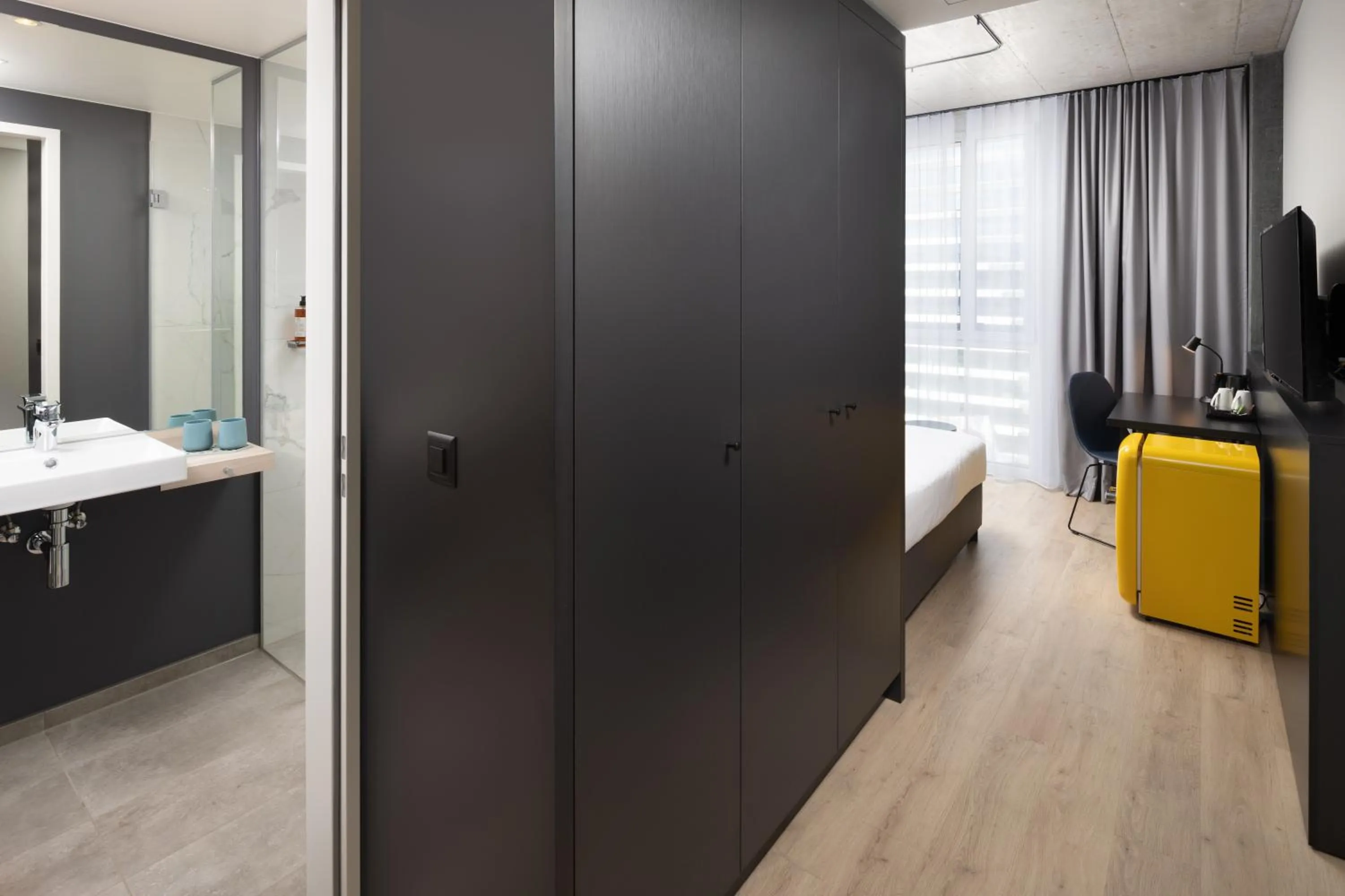 Bathroom, Bed in Radisson Hotel & Suites Zurich