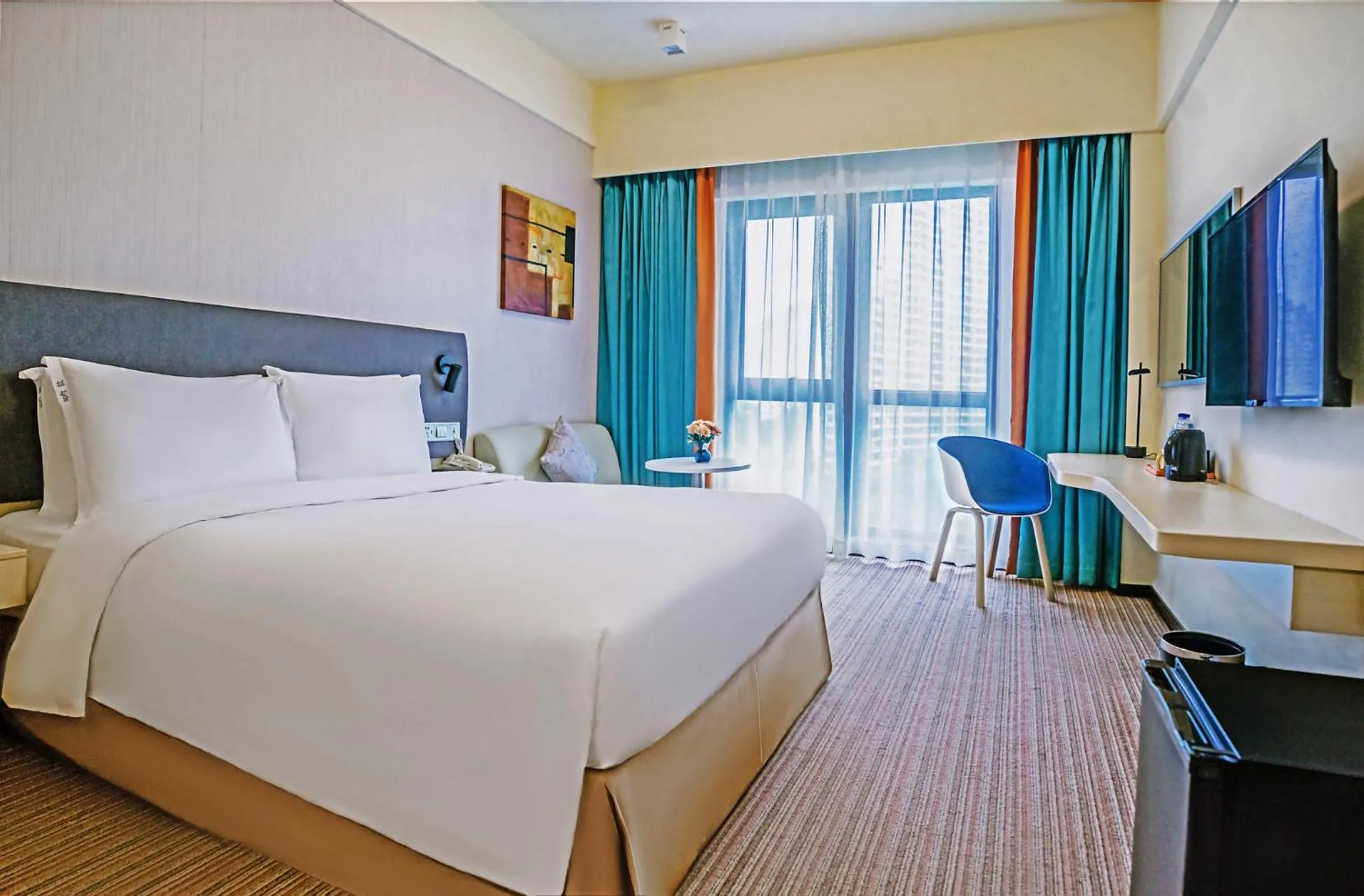 Photo of the whole room, Bed in Holiday Inn Express Shanghai Putuo by IHG