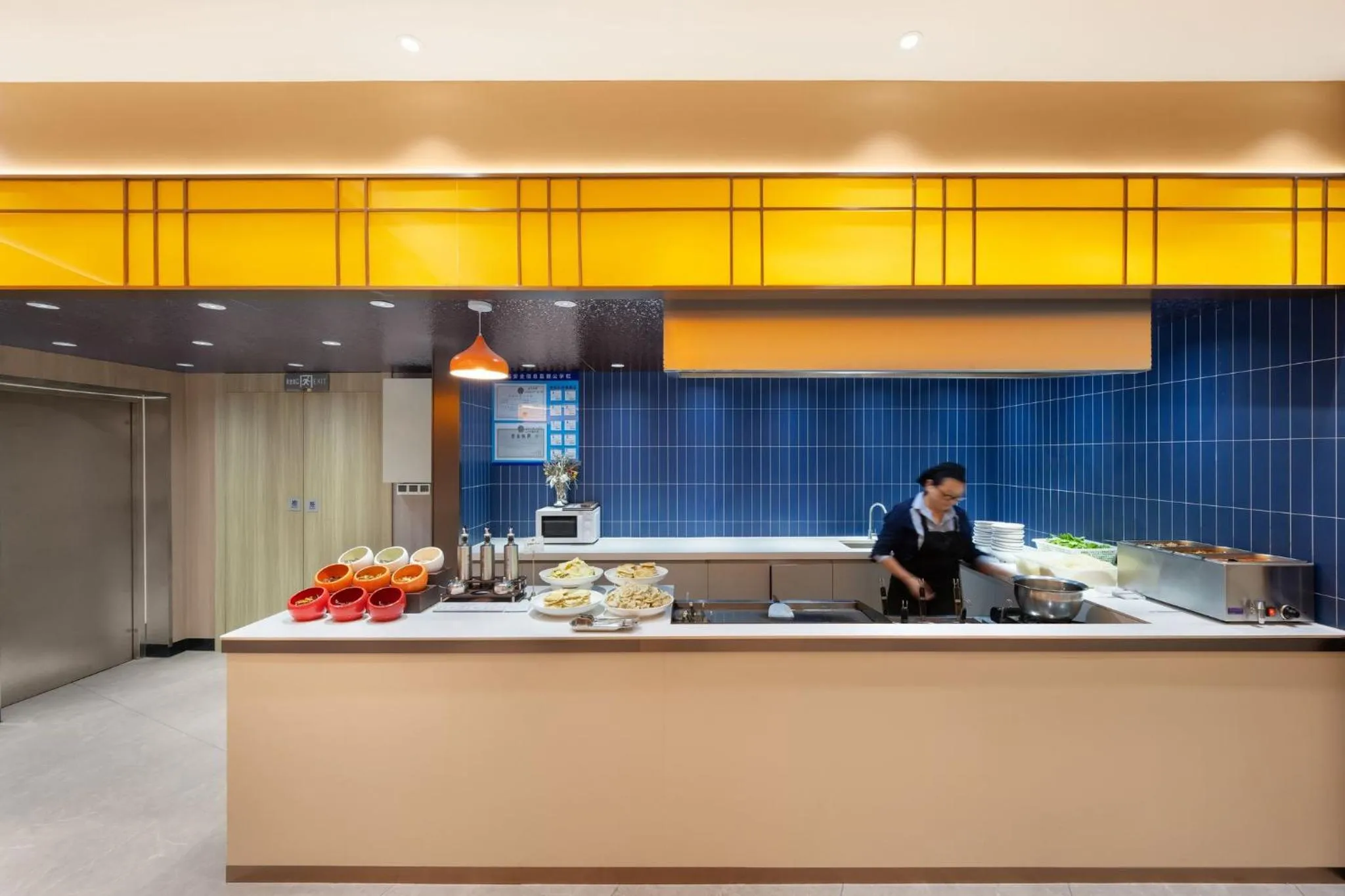 Restaurant/places to eat in Holiday Inn Express Shanghai Putuo by IHG