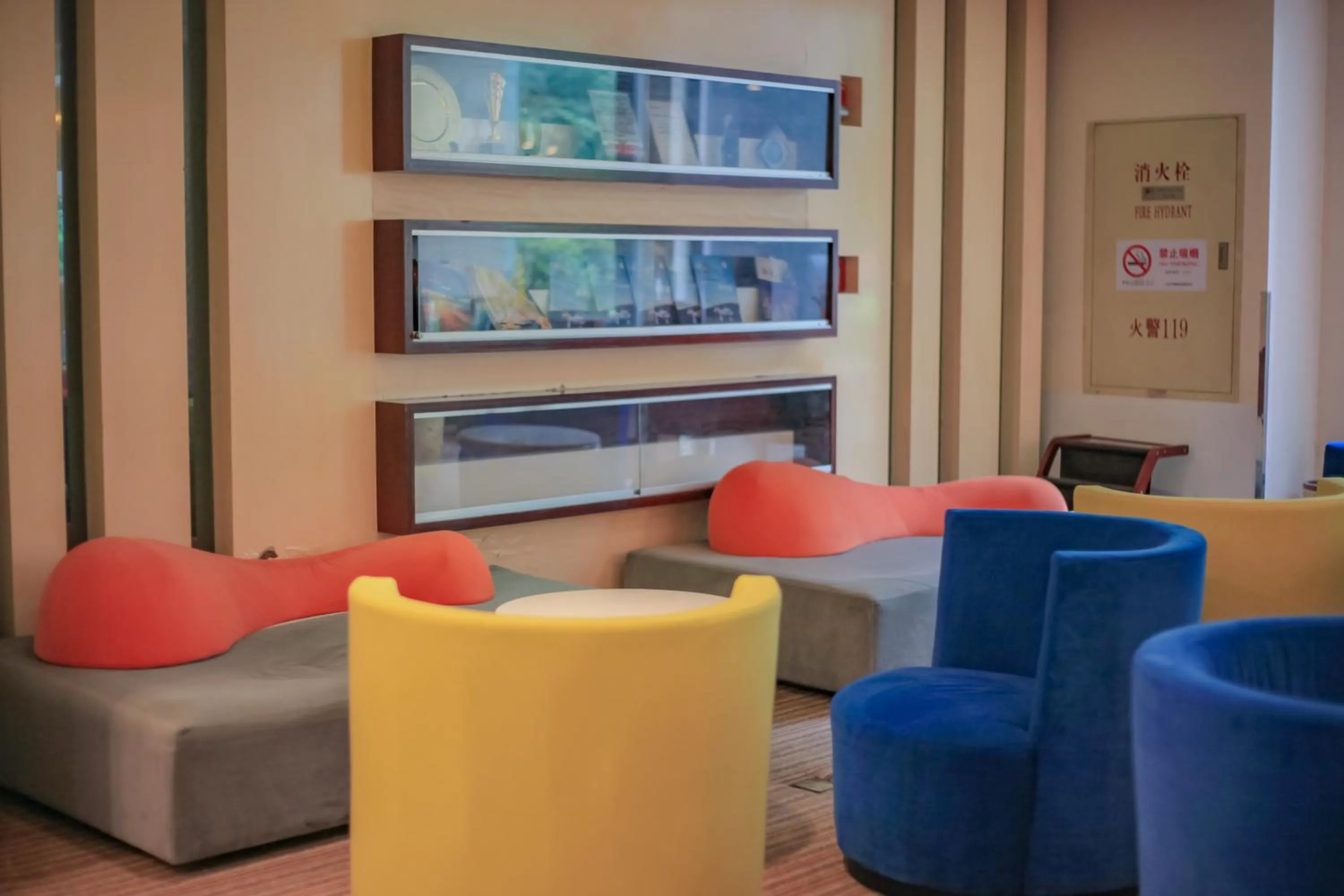 Seating area in Holiday Inn Express Shanghai Putuo by IHG