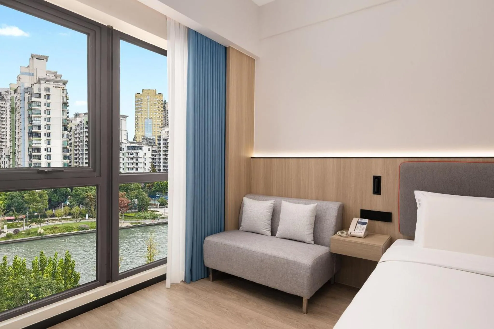 View (from property/room), Bed in Holiday Inn Express Shanghai Putuo by IHG