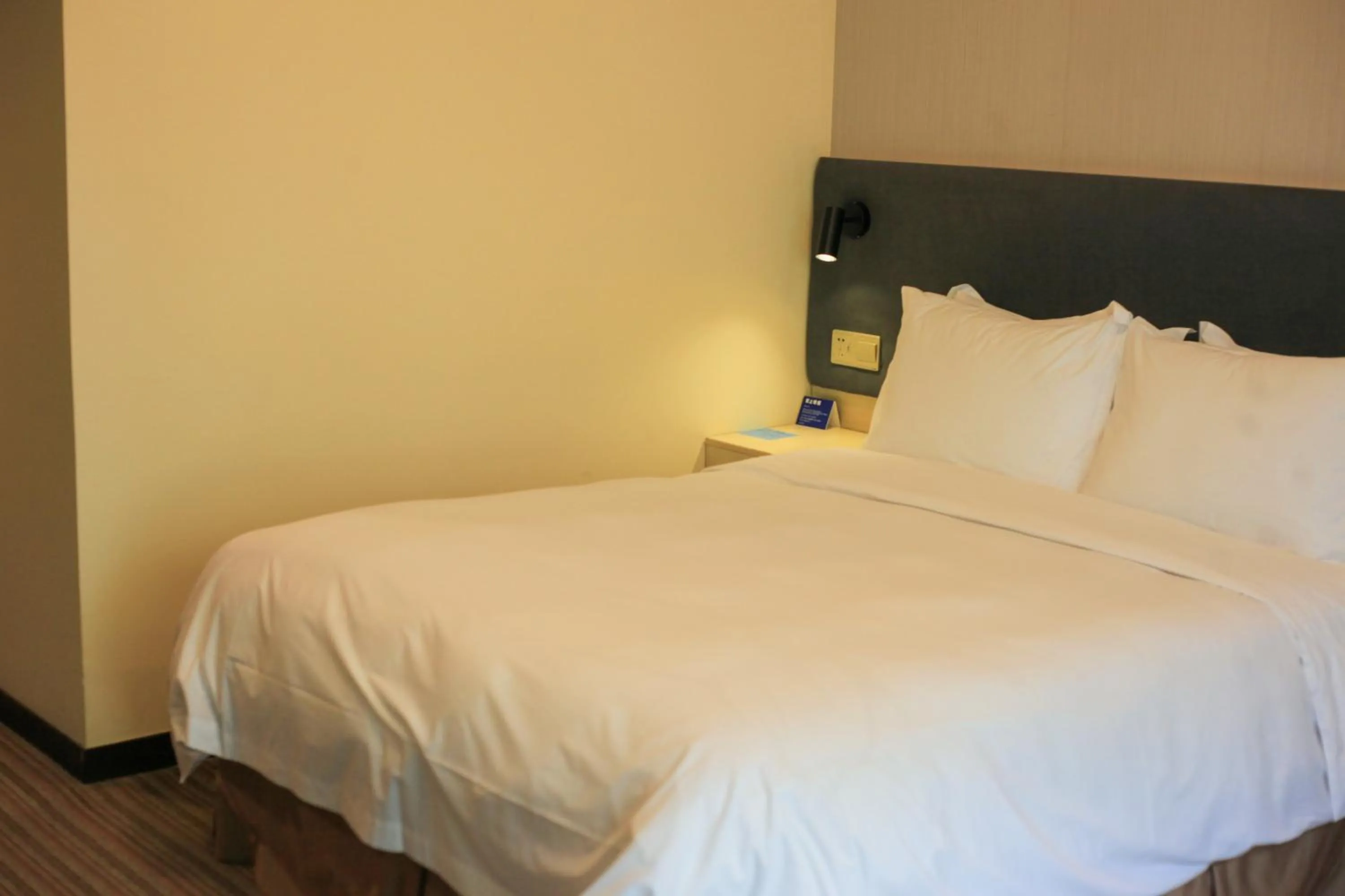Bed in Holiday Inn Express Shanghai Putuo by IHG