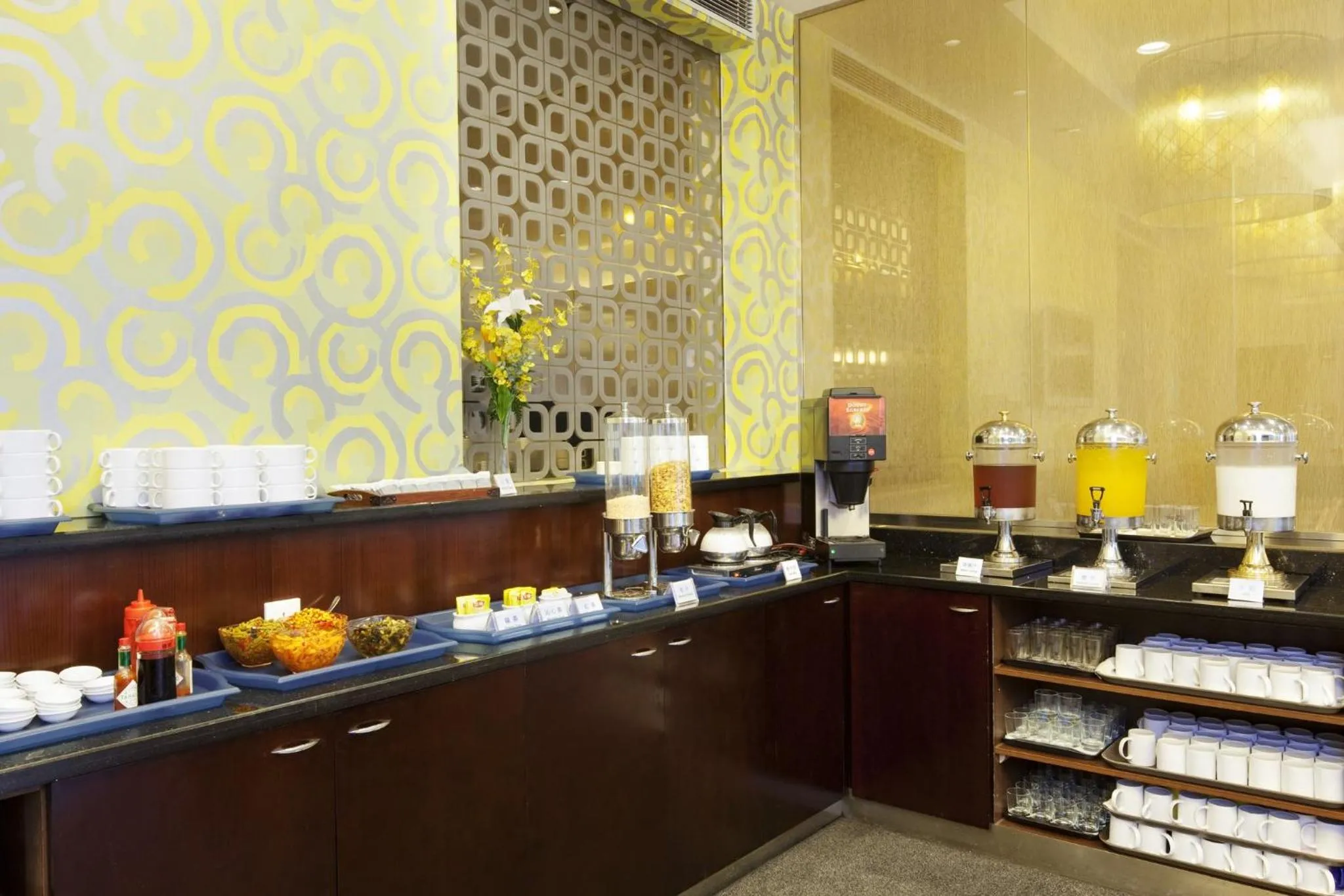 Restaurant/places to eat in Holiday Inn Express Shanghai Putuo by IHG