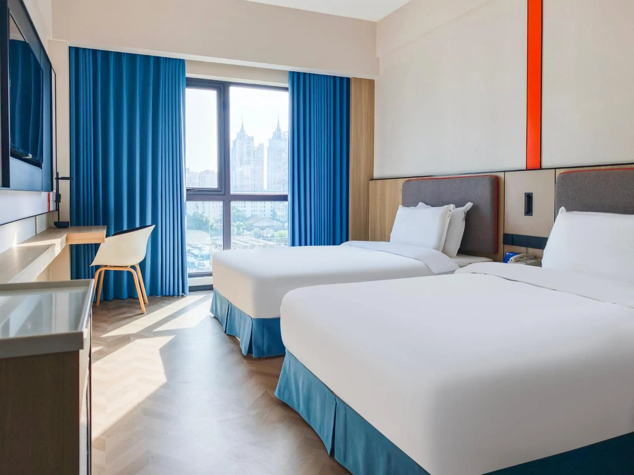 Photo of the whole room, Bed in Holiday Inn Express Shanghai Putuo by IHG