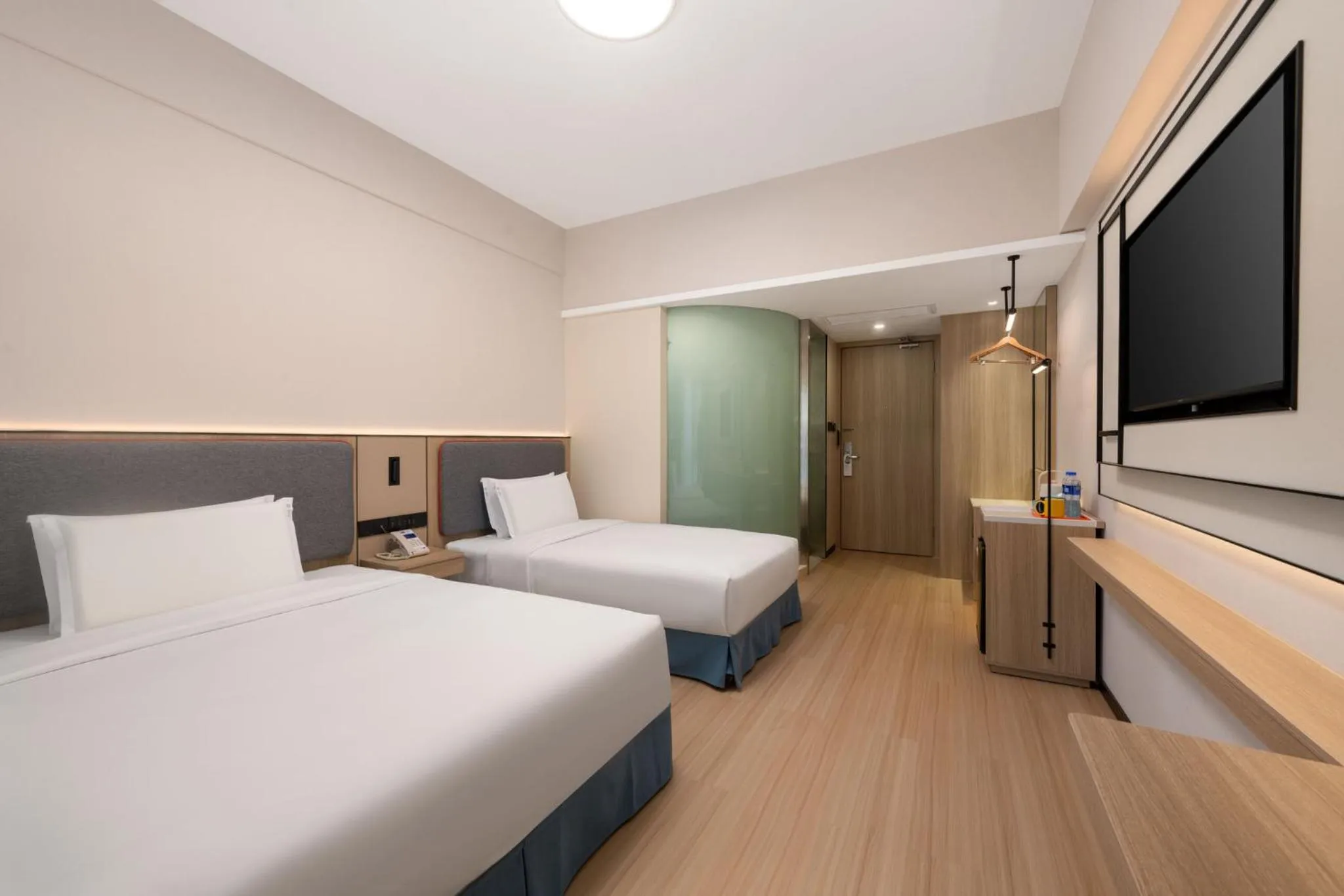 Photo of the whole room, Bed in Holiday Inn Express Shanghai Putuo by IHG