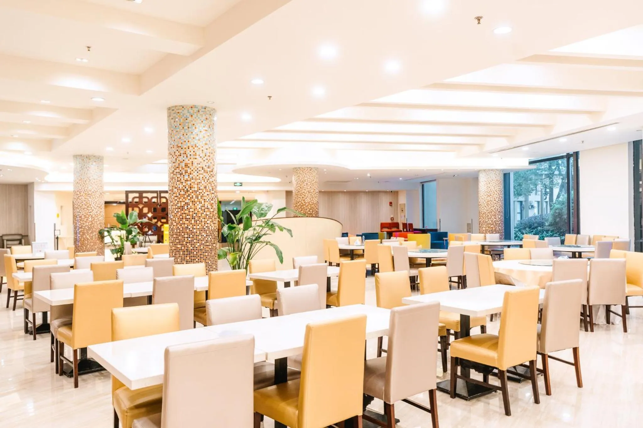 Restaurant/places to eat in Holiday Inn Express Shanghai Putuo by IHG