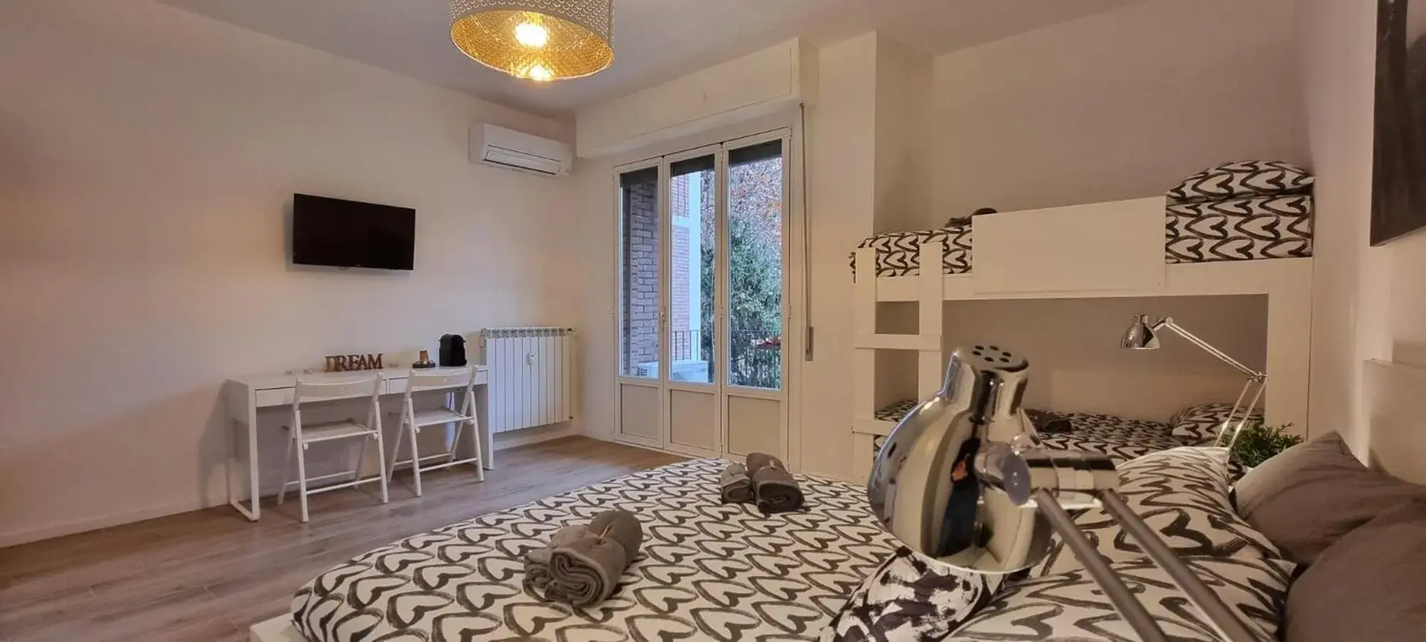 Classic Quadruple Room with Balcony and Private External Bathroom in San Donato Policlinico Rooms Classic Quadruple Room with Balcony and Private External Bathroom in San Donato Policlinico Rooms