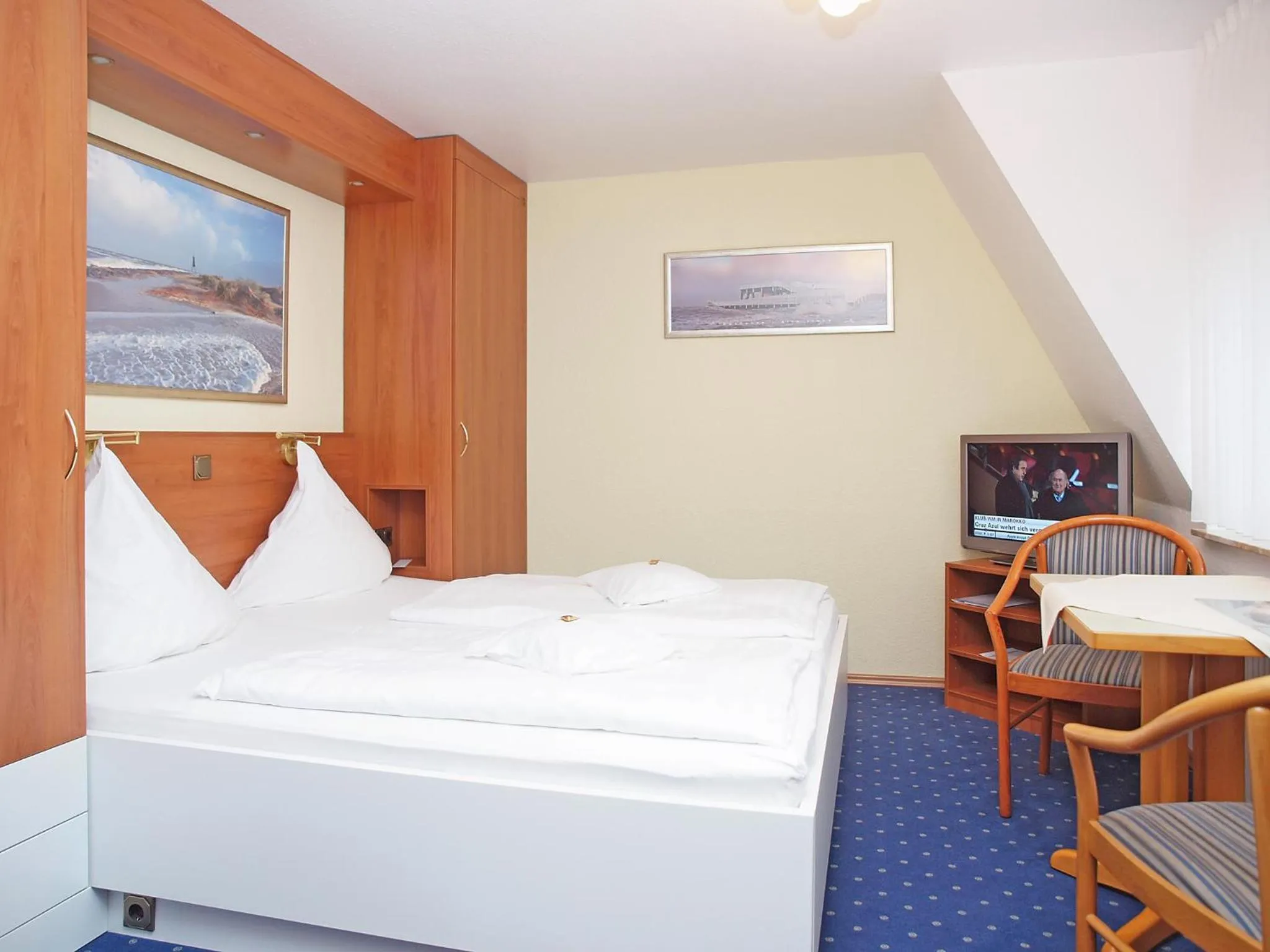 Photo of the whole room, Bed in Haus Thorwarth - Hotel garni