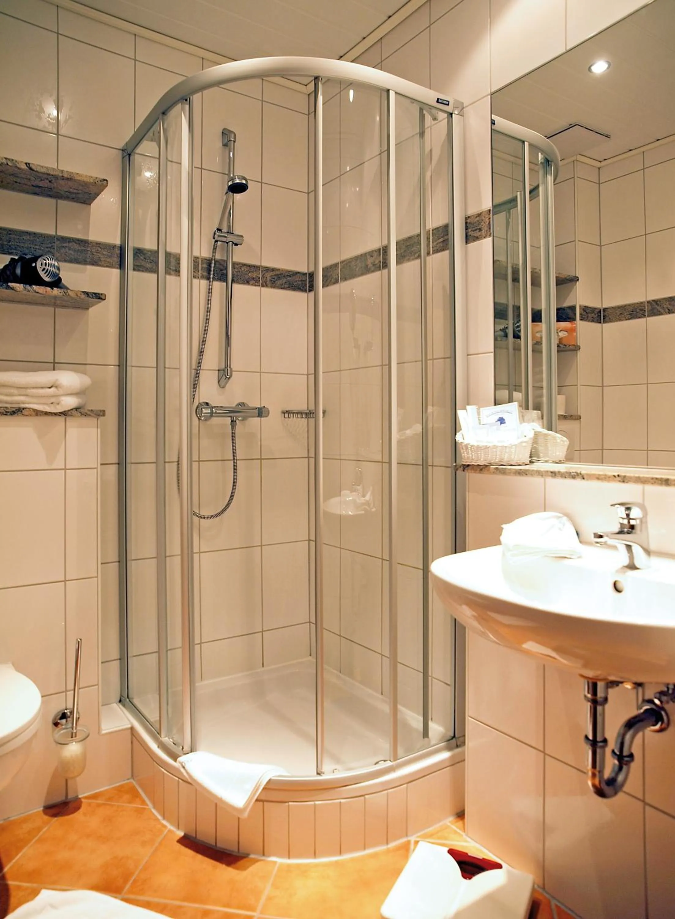 Bathroom in Haus Thorwarth - Hotel garni