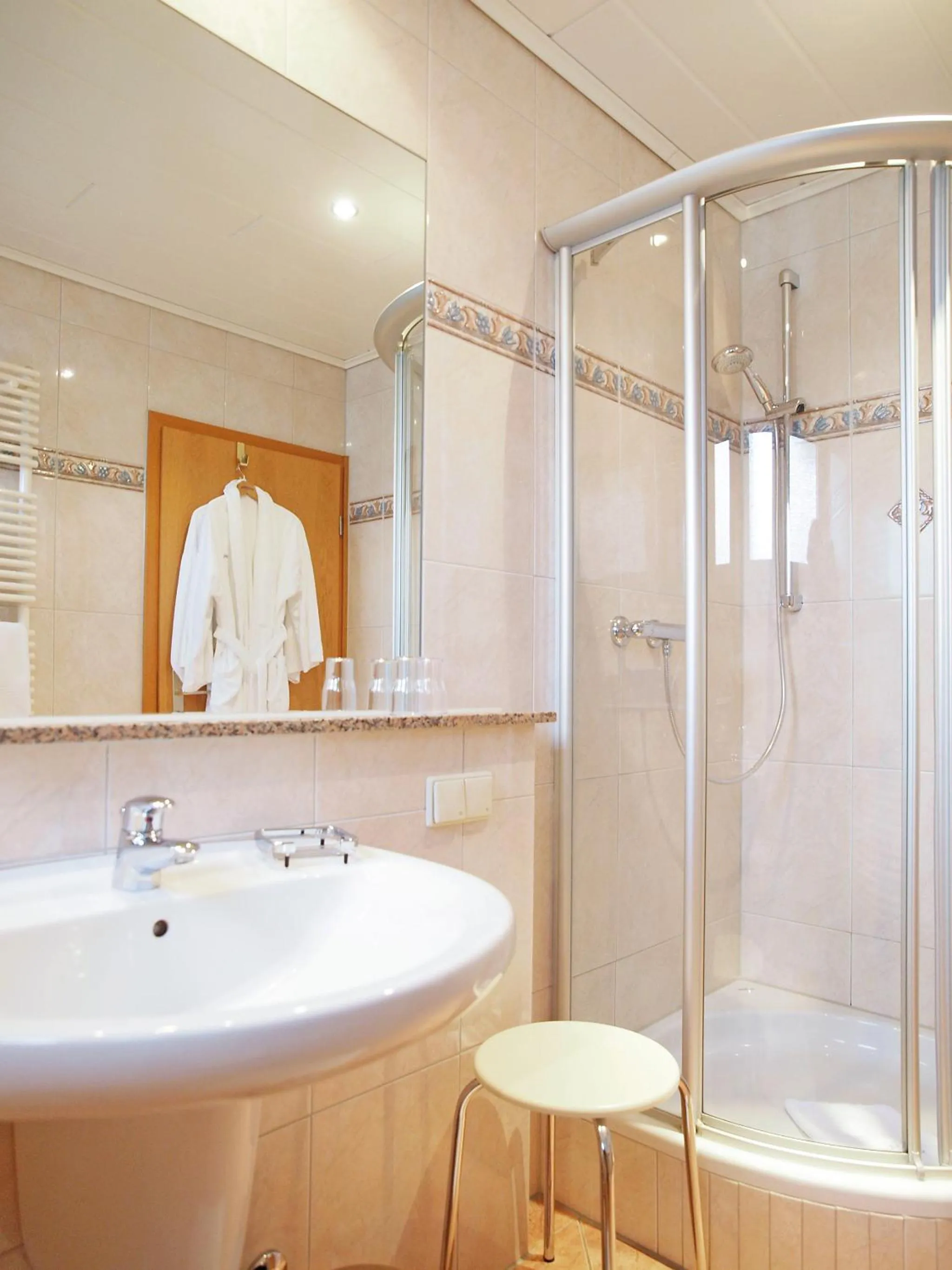 Bathroom in Haus Thorwarth - Hotel garni