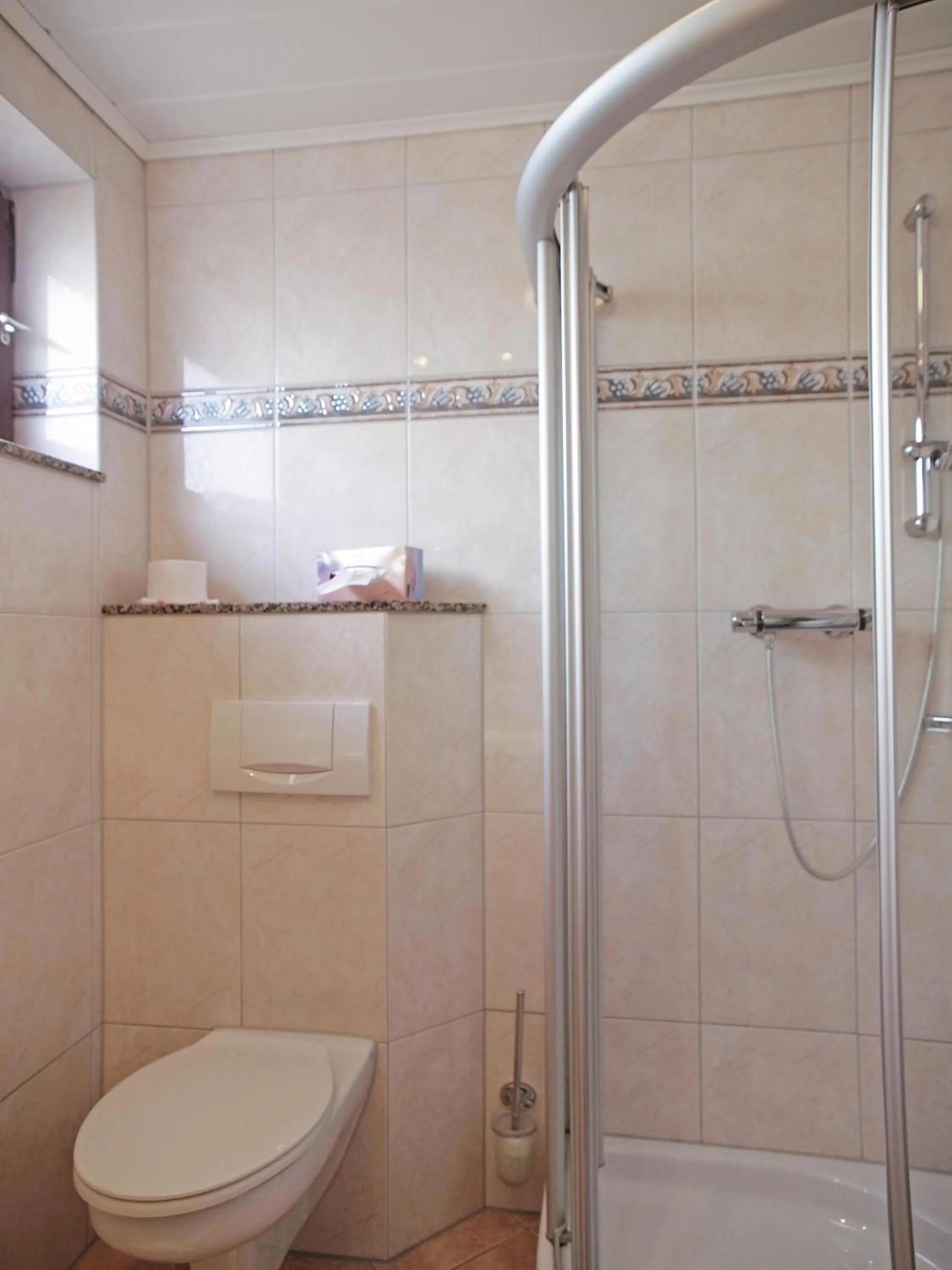 Bathroom in Haus Thorwarth - Hotel garni