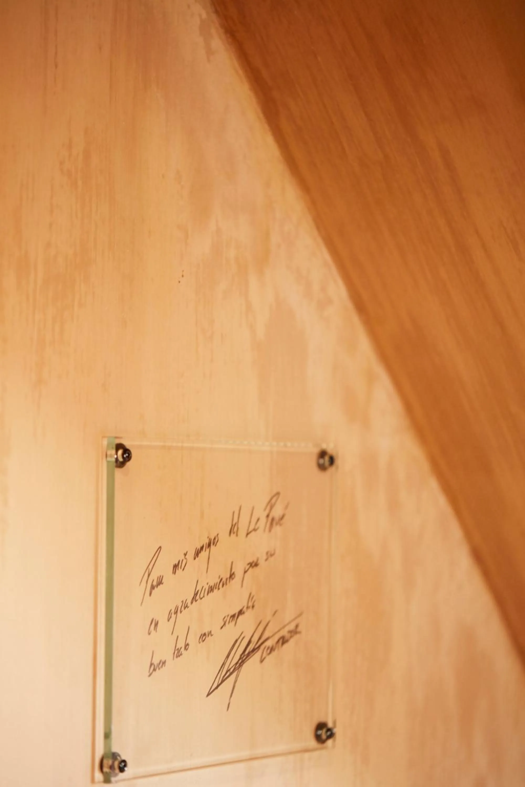 Decorative detail in B&B Sett