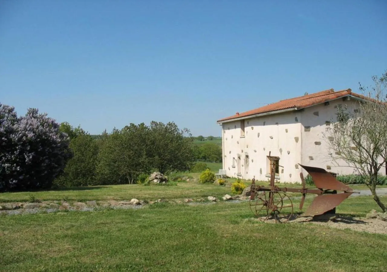 Property building in Chambres d hôtes Le Bois Corbeau