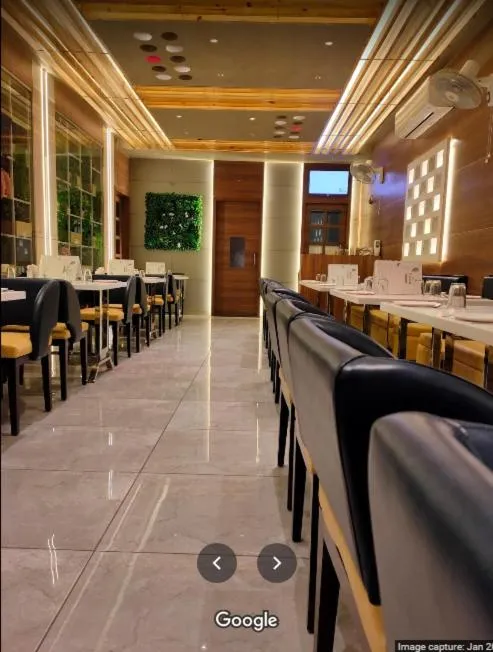 Restaurant/places to eat in HOTEL VIRAM