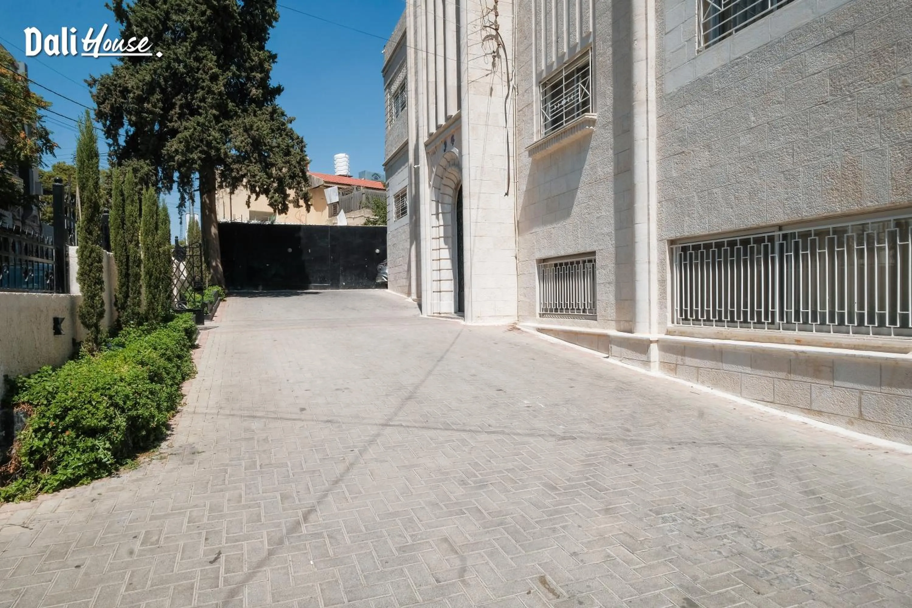 Parking in Dali House