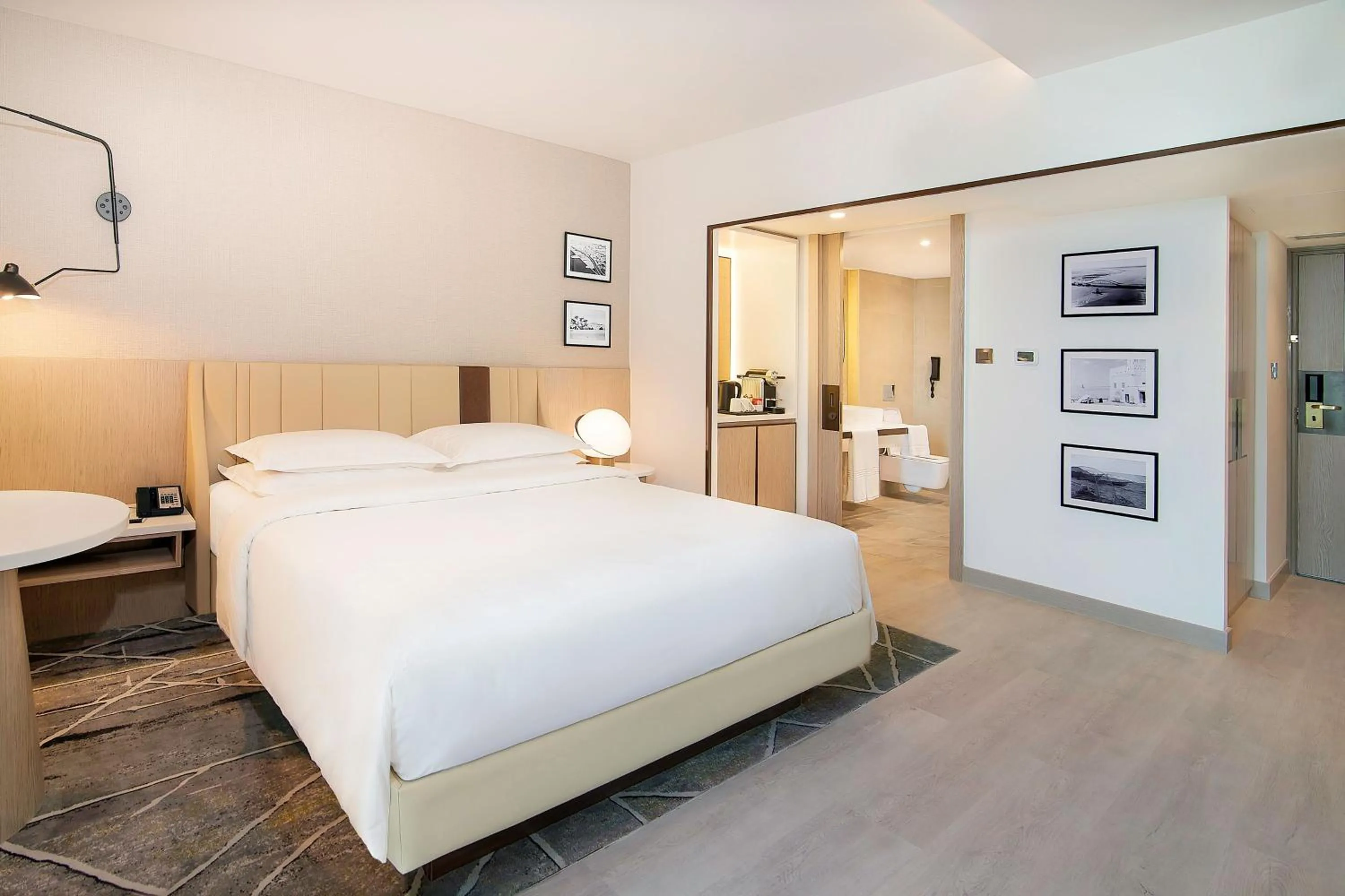 Photo of the whole room, Bed in Sheraton Abu Dhabi Hotel & Resort