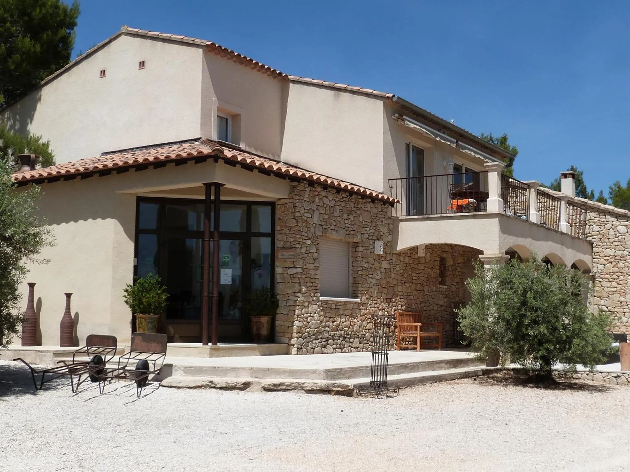 Facade/entrance in Le Jas de Joucas Hôtel-Restaurant