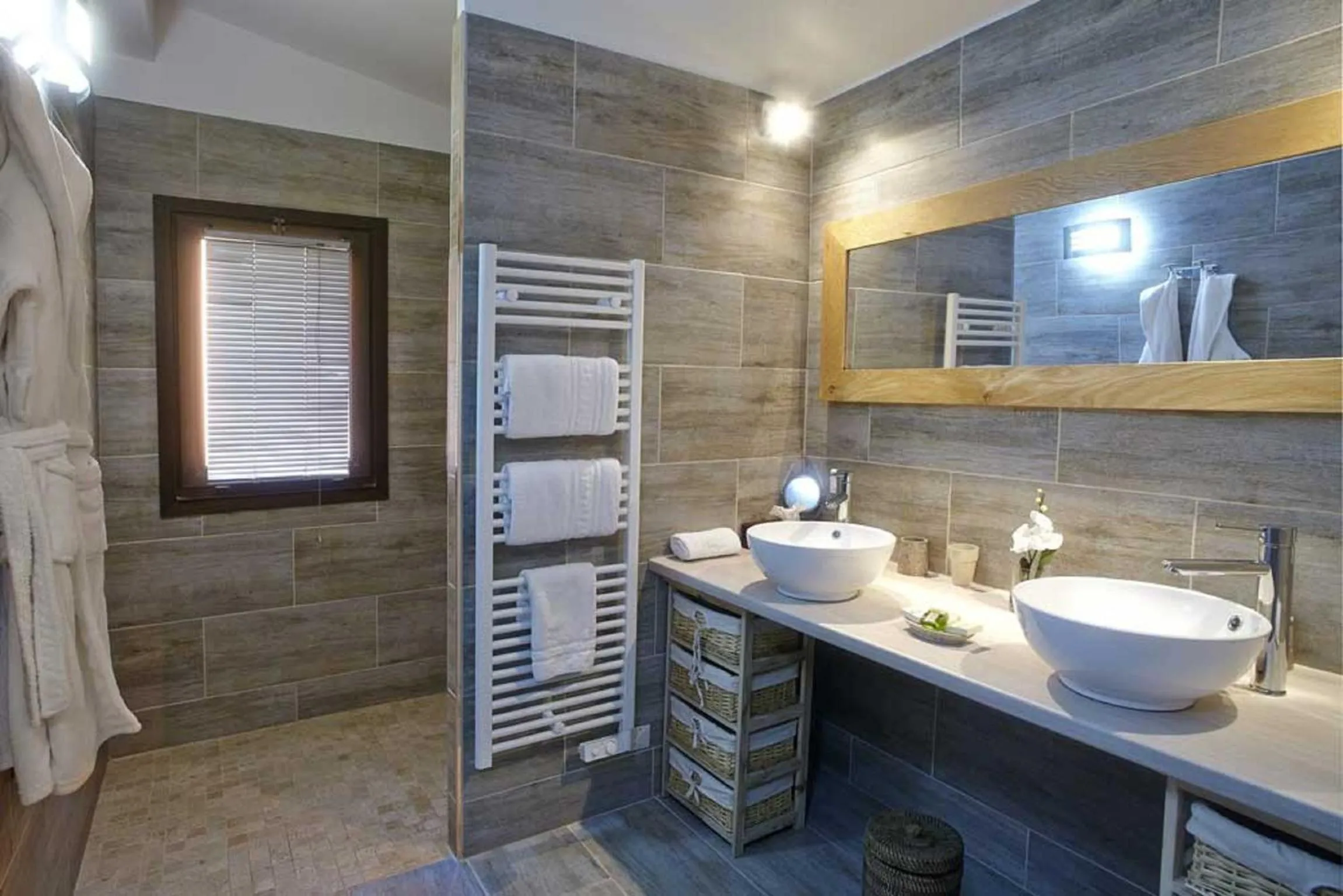 Bathroom in Le Jas de Joucas Hôtel-Restaurant