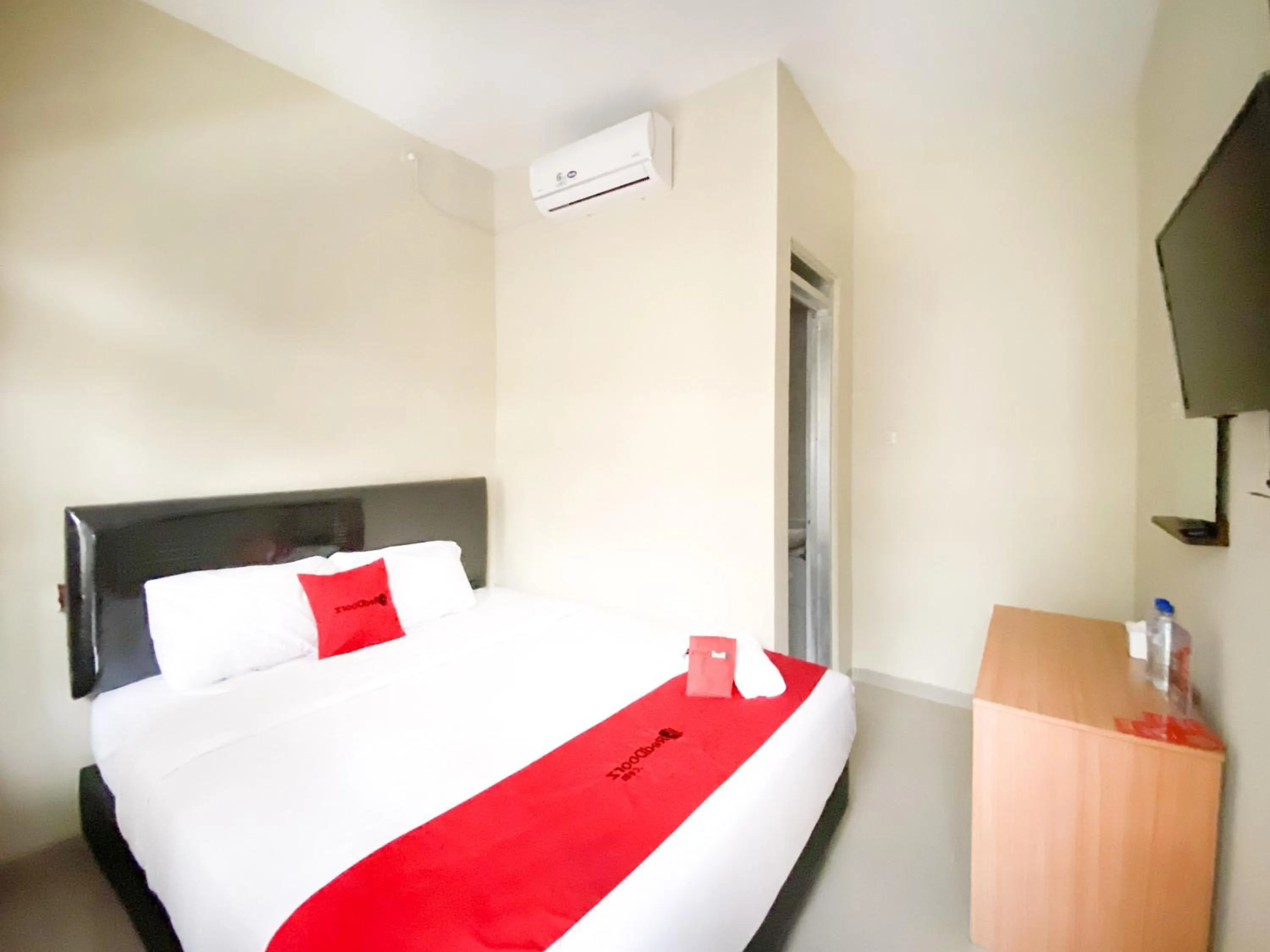 Bed in RedDoorz At Simpang Borobudur