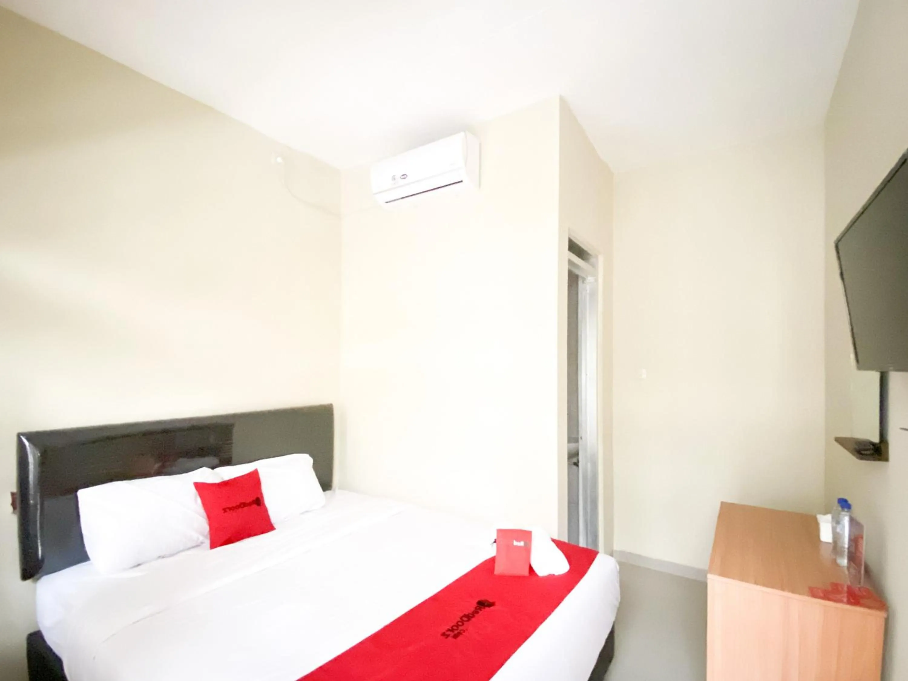 Bed in RedDoorz At Simpang Borobudur