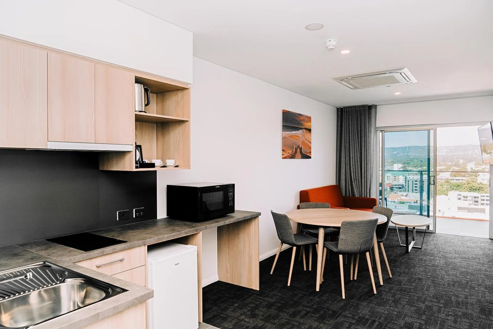 Kitchen or kitchenette in Toms Court Hotel