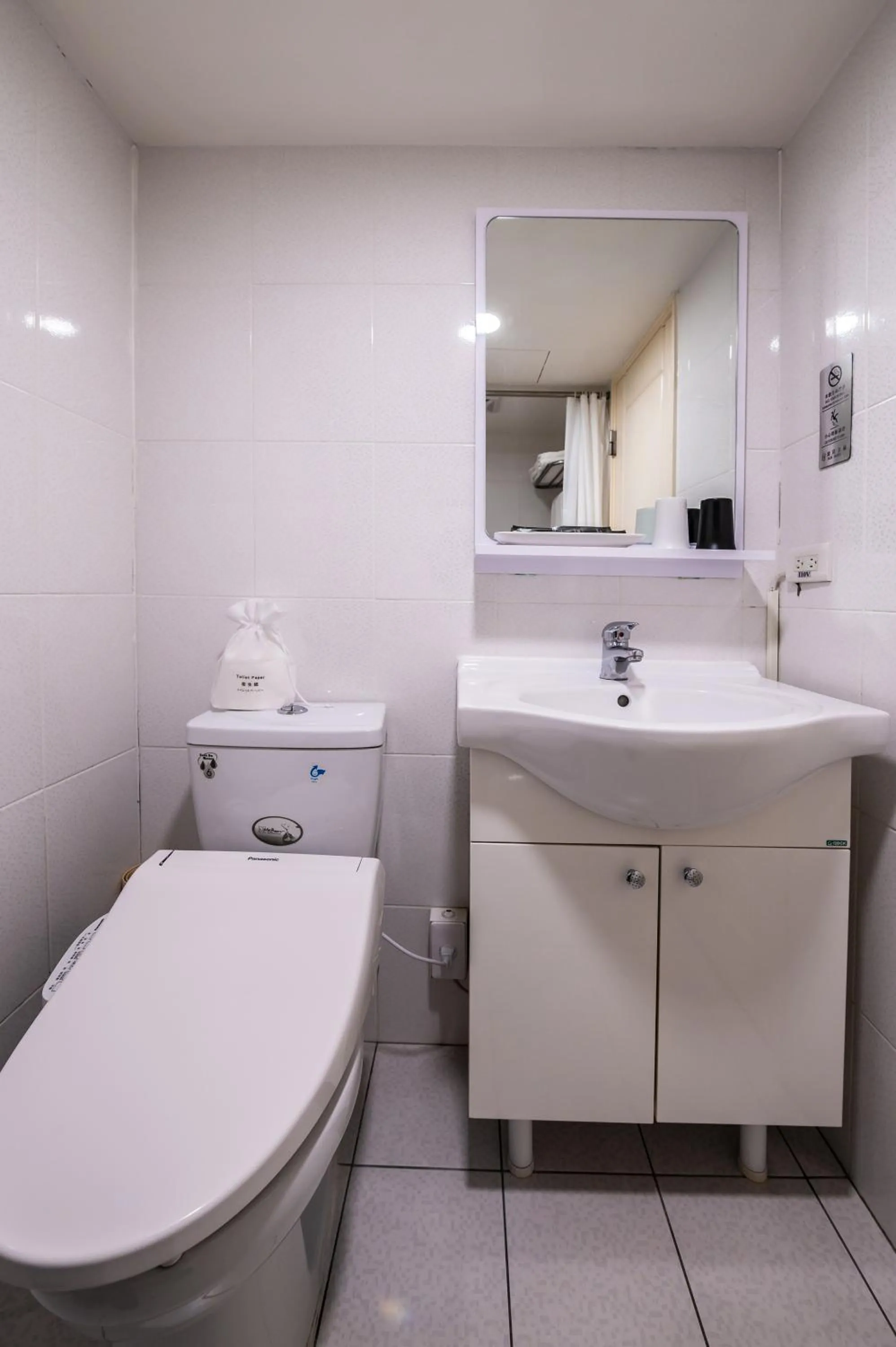 Toilet in Hub Hotel - Songshan Airport Branch